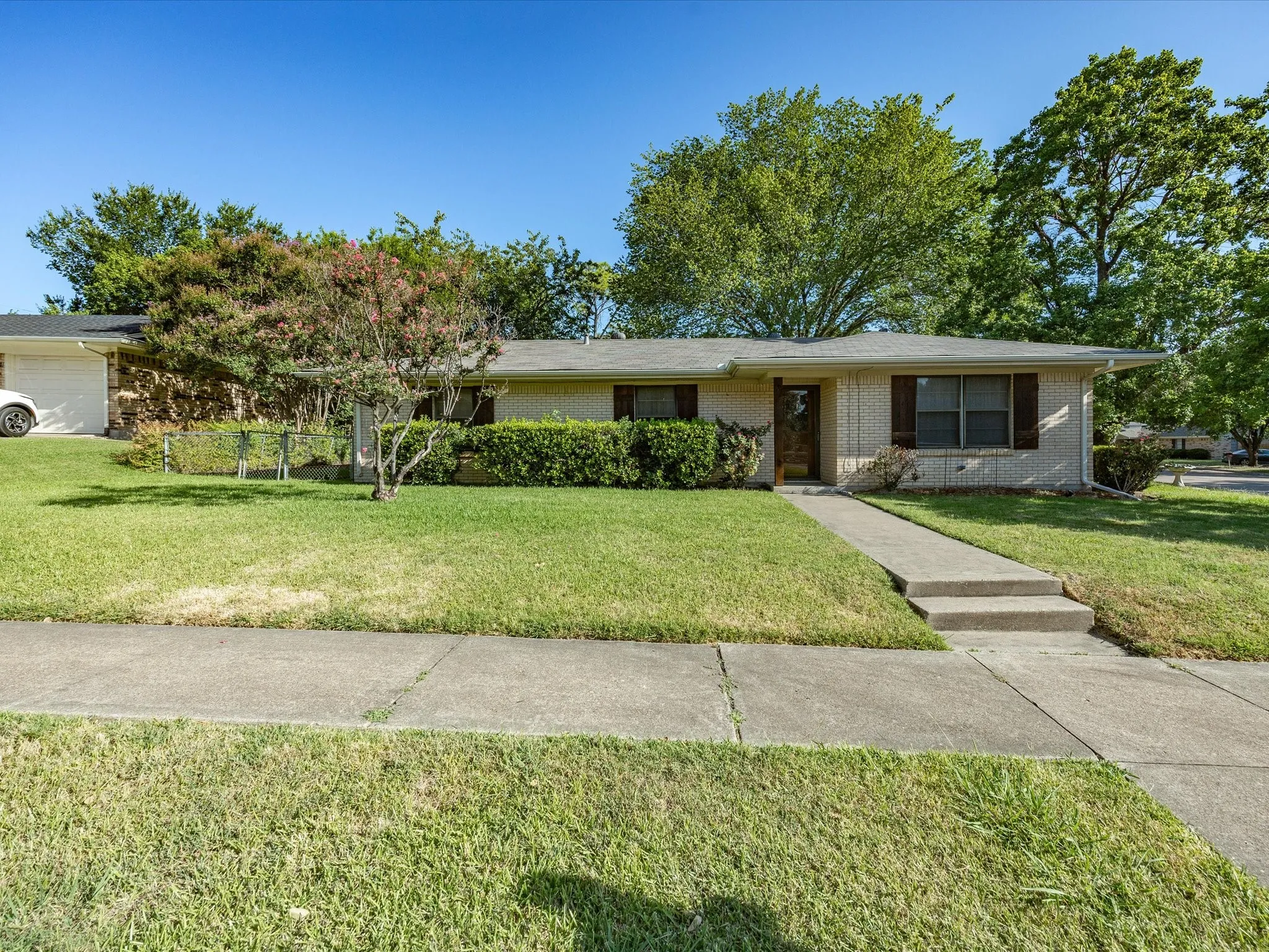 Single Family Residence For Sale in Ellis County , 1313 Crestridge Street, Ennis, Texas 75119, 3 Bedroom, 2 Bathroom, 2 Garage spaces, 1,213 Sqft, built in 1965, mls#21329736, Real Estate Agent in Ennis, Homes For Sale in Ellis county, Homes For Sale in Ennis, Realtor in Ennis Texas, Real Estate Brokerage Independent Realty Texas, Luminita Cordes Realtor