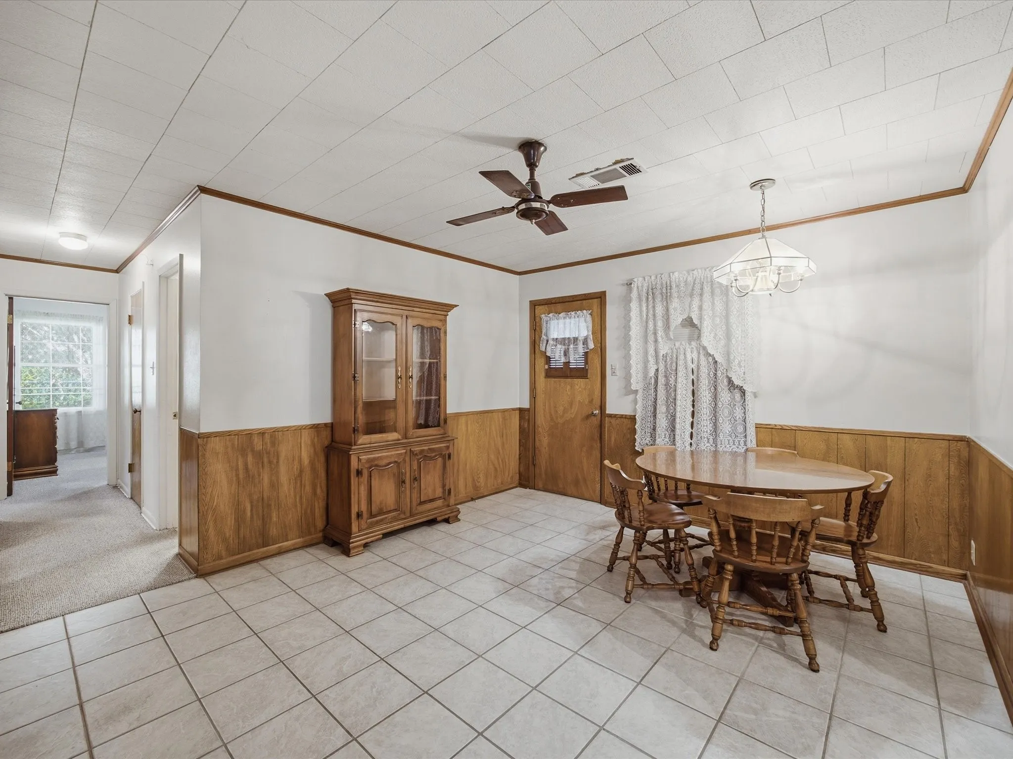 Single Family Residence For Sale in Ellis County , 1313 Crestridge Street, Ennis, Texas 75119, 3 Bedroom, 2 Bathroom, 2 Garage spaces, 1,213 Sqft, built in 1965, mls#21329736, Real Estate Agent in Ennis, Homes For Sale in Ellis county, Homes For Sale in Ennis, Realtor in Ennis Texas, Real Estate Brokerage Independent Realty Texas, Luminita Cordes Realtor