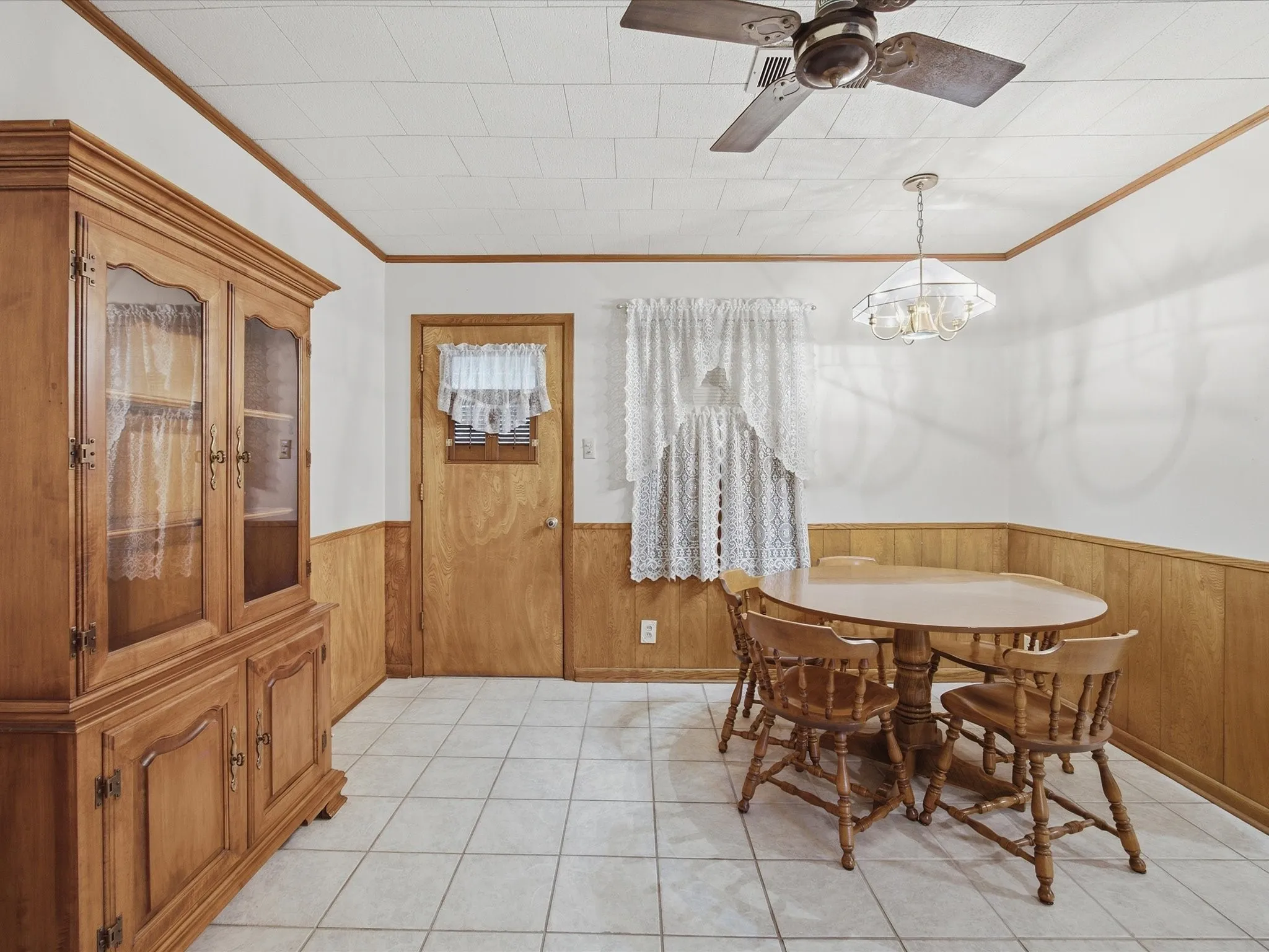 Single Family Residence For Sale in Ellis County , 1313 Crestridge Street, Ennis, Texas 75119, 3 Bedroom, 2 Bathroom, 2 Garage spaces, 1,213 Sqft, built in 1965, mls#21329736, Real Estate Agent in Ennis, Homes For Sale in Ellis county, Homes For Sale in Ennis, Realtor in Ennis Texas, Real Estate Brokerage Independent Realty Texas, Luminita Cordes Realtor