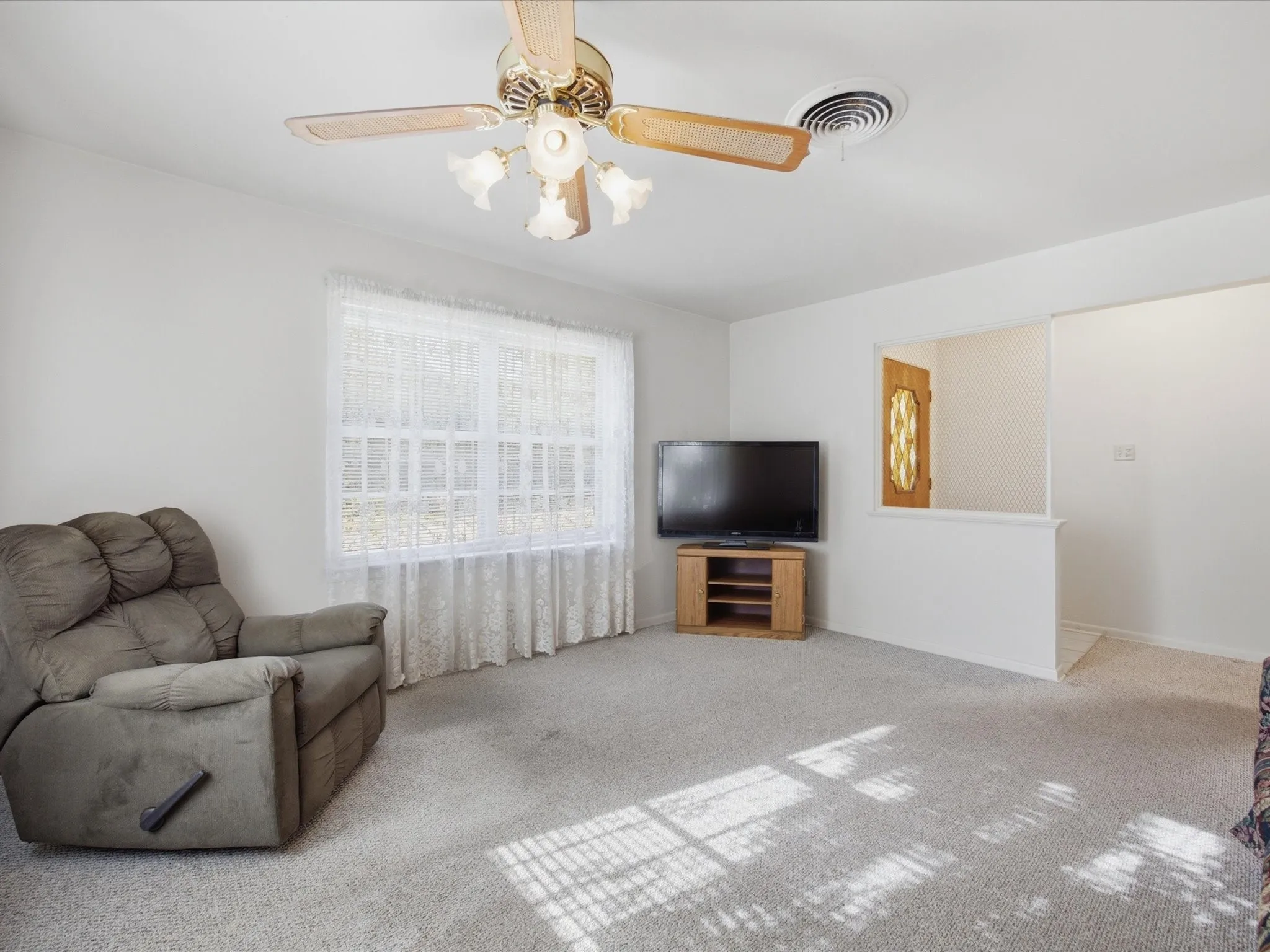 Single Family Residence For Sale in Ellis County , 1313 Crestridge Street, Ennis, Texas 75119, 3 Bedroom, 2 Bathroom, 2 Garage spaces, 1,213 Sqft, built in 1965, mls#21329736, Real Estate Agent in Ennis, Homes For Sale in Ellis county, Homes For Sale in Ennis, Realtor in Ennis Texas, Real Estate Brokerage Independent Realty Texas, Luminita Cordes Realtor