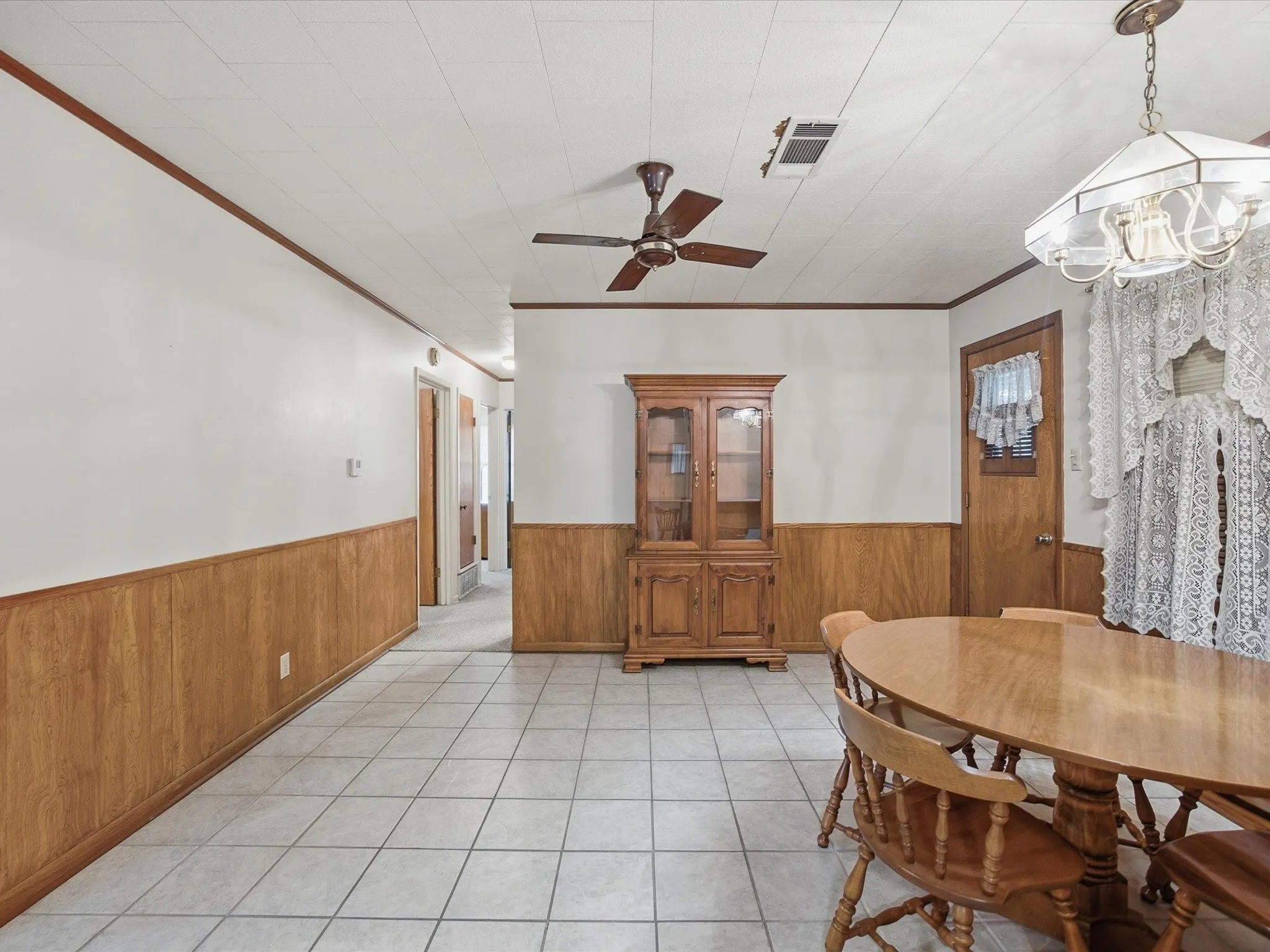 Single Family Residence For Sale in Ellis County , 1313 Crestridge Street, Ennis, Texas 75119, 3 Bedroom, 2 Bathroom, 2 Garage spaces, 1,213 Sqft, built in 1965, mls#21329736, Real Estate Agent in Ennis, Homes For Sale in Ellis county, Homes For Sale in Ennis, Realtor in Ennis Texas, Real Estate Brokerage Independent Realty Texas, Luminita Cordes Realtor
