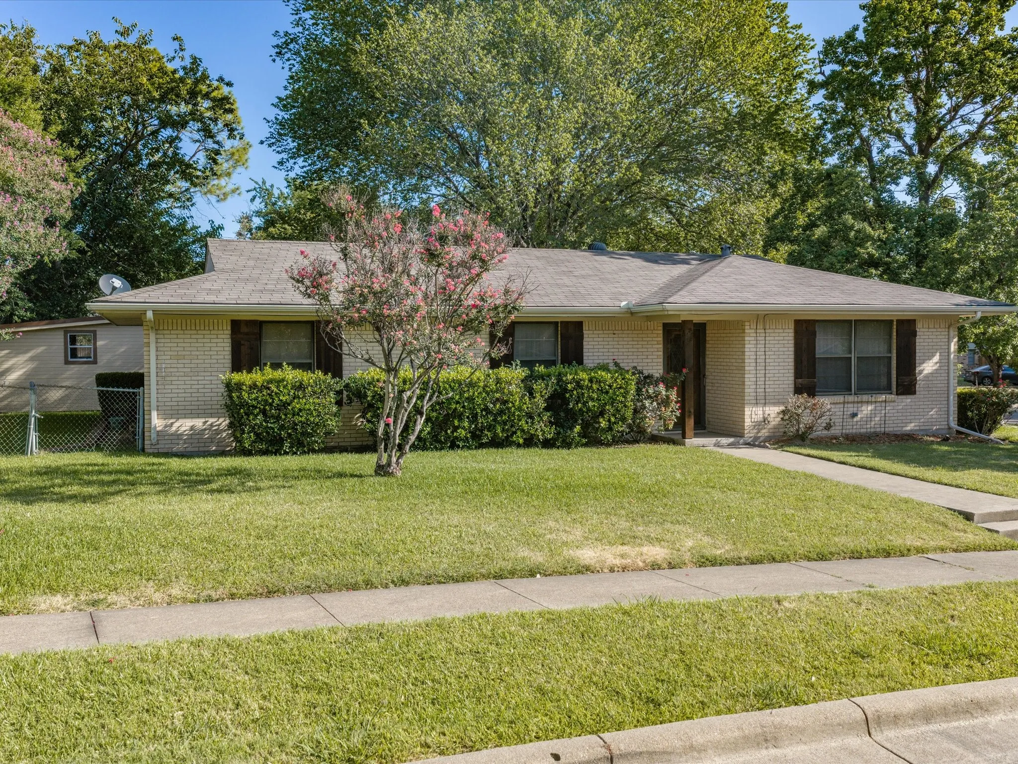 Single Family Residence For Sale in Ellis County , 1313 Crestridge Street, Ennis, Texas 75119, 3 Bedroom, 2 Bathroom, 2 Garage spaces, 1,213 Sqft, built in 1965, mls#21329736, Real Estate Agent in Ennis, Homes For Sale in Ellis county, Homes For Sale in Ennis, Realtor in Ennis Texas, Real Estate Brokerage Independent Realty Texas, Luminita Cordes Realtor