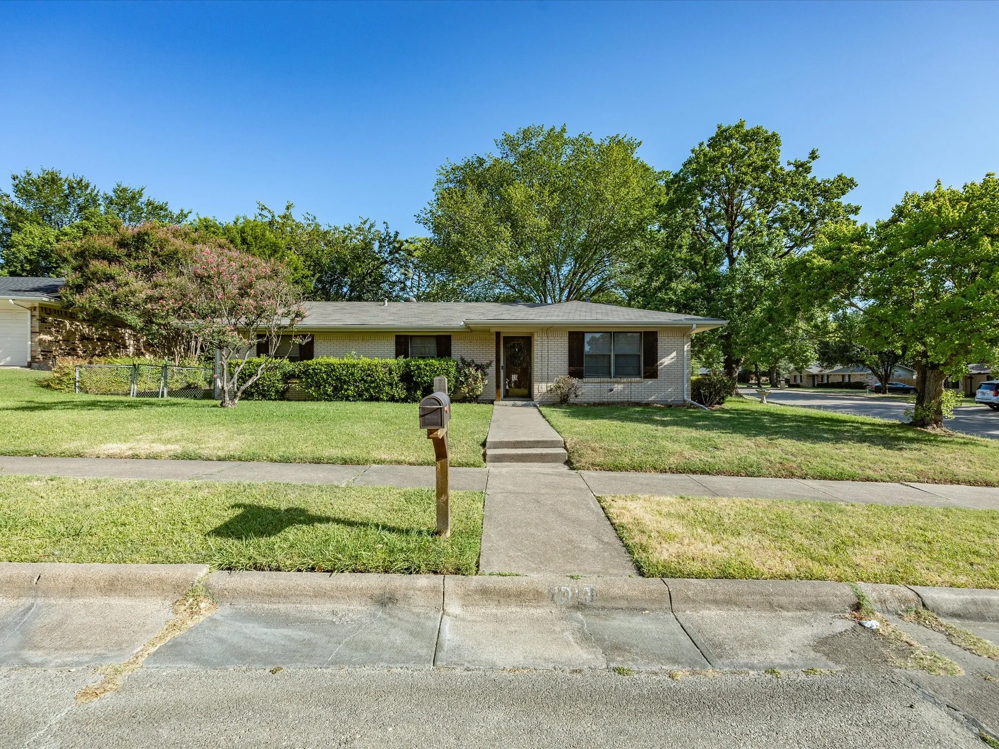 Single Family Residence For Sale in Ellis County , 1313 Crestridge Street, Ennis, Texas 75119, 3 Bedroom, 2 Bathroom, 2 Garage spaces, 1,213 Sqft, built in 1965, mls#21329736, Real Estate Agent in Ennis, Homes For Sale in Ellis county, Homes For Sale in Ennis, Realtor in Ennis Texas, Real Estate Brokerage Independent Realty Texas, Luminita Cordes Realtor