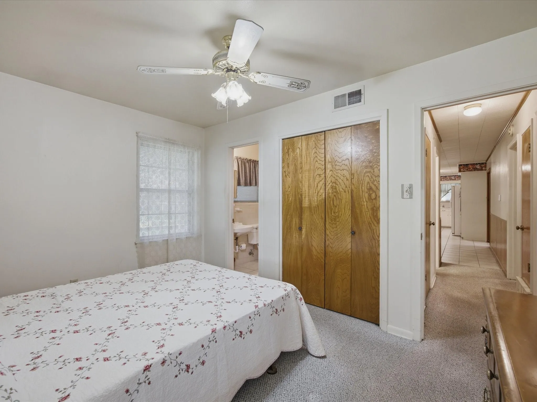 Single Family Residence For Sale in Ellis County , 1313 Crestridge Street, Ennis, Texas 75119, 3 Bedroom, 2 Bathroom, 2 Garage spaces, 1,213 Sqft, built in 1965, mls#21329736, Real Estate Agent in Ennis, Homes For Sale in Ellis county, Homes For Sale in Ennis, Realtor in Ennis Texas, Real Estate Brokerage Independent Realty Texas, Luminita Cordes Realtor