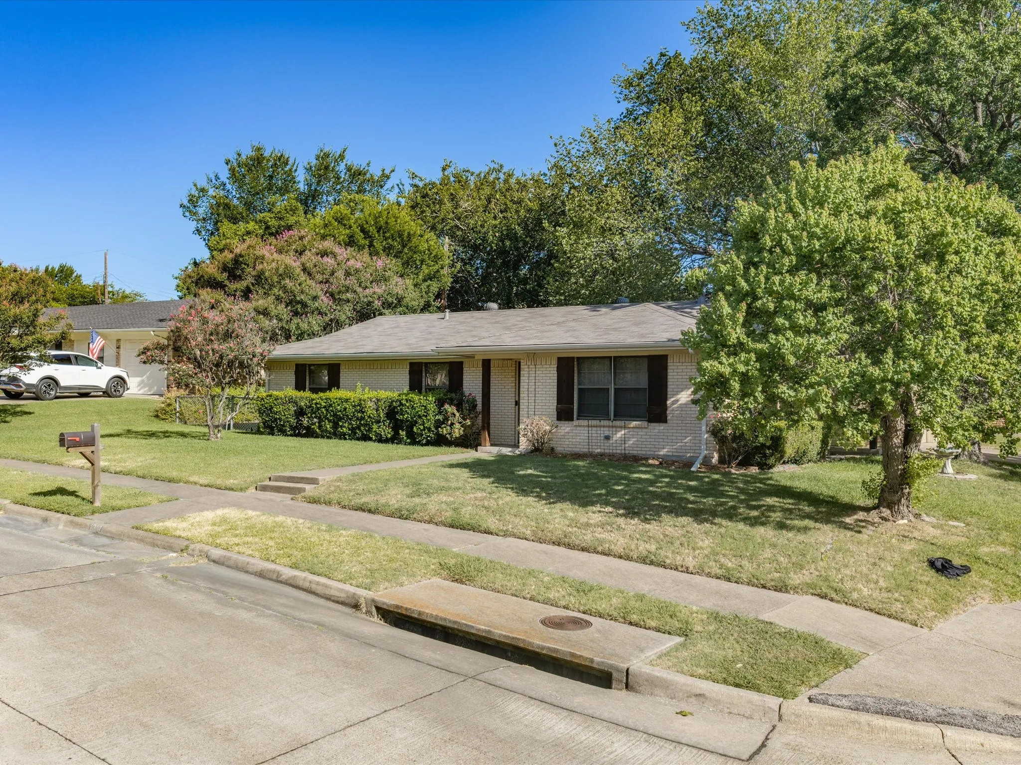 Single Family Residence For Sale in Ellis County , 1313 Crestridge Street, Ennis, Texas 75119, 3 Bedroom, 2 Bathroom, 2 Garage spaces, 1,213 Sqft, built in 1965, mls#21329736, Real Estate Agent in Ennis, Homes For Sale in Ellis county, Homes For Sale in Ennis, Realtor in Ennis Texas, Real Estate Brokerage Independent Realty Texas, Luminita Cordes Realtor