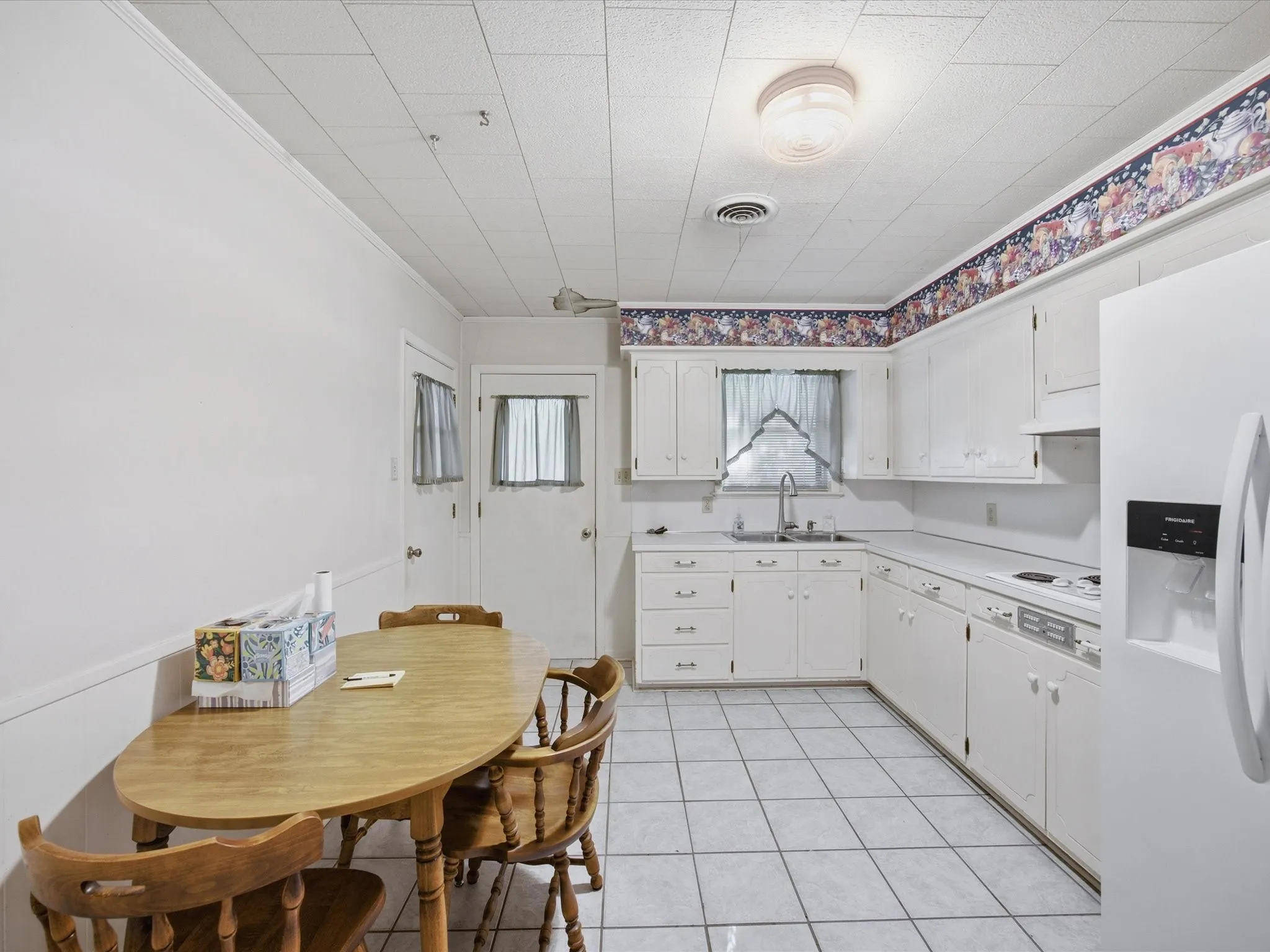 Single Family Residence For Sale in Ellis County , 1313 Crestridge Street, Ennis, Texas 75119, 3 Bedroom, 2 Bathroom, 2 Garage spaces, 1,213 Sqft, built in 1965, mls#21329736, Real Estate Agent in Ennis, Homes For Sale in Ellis county, Homes For Sale in Ennis, Realtor in Ennis Texas, Real Estate Brokerage Independent Realty Texas, Luminita Cordes Realtor