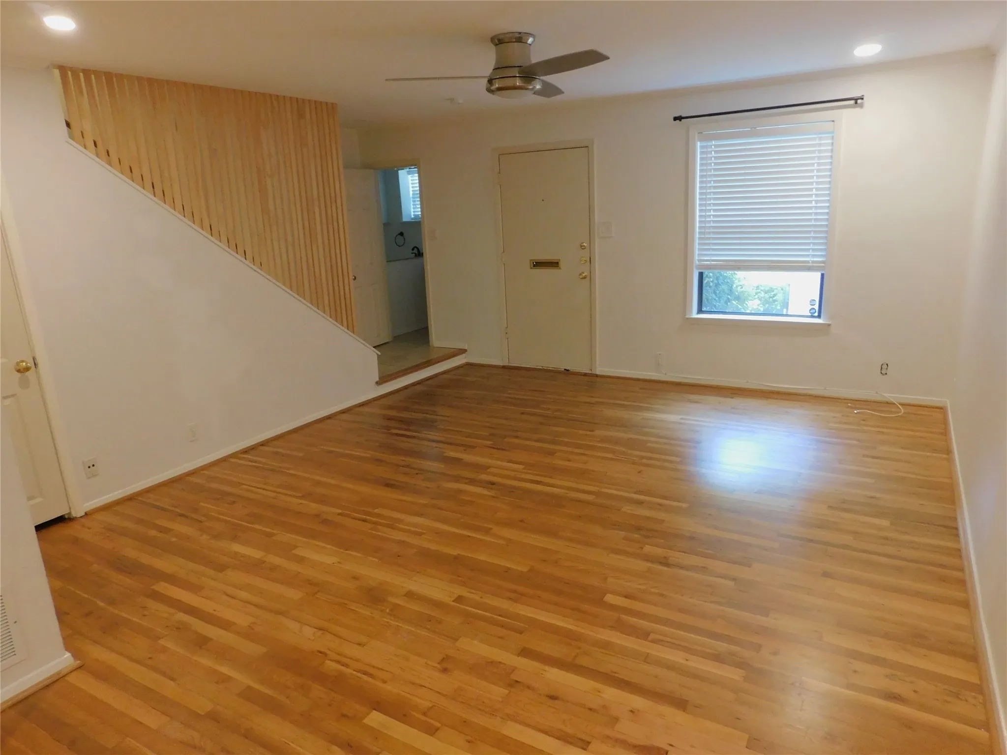 Condominium For Rent in Dallas County , 4906 N Hall Street, Dallas, Texas 75235, 2 Bedroom, 2 Bathroom, Garage spaces, 1,145 Sqft, built in 1954, mls#21329117, Real Estate Agent in Dallas, Homes For Rent in Dallas county, Homes For Rent in Dallas, Realtor in Dallas Texas, Real Estate Brokerage Independent Realty Texas, Luminita Cordes Realtor