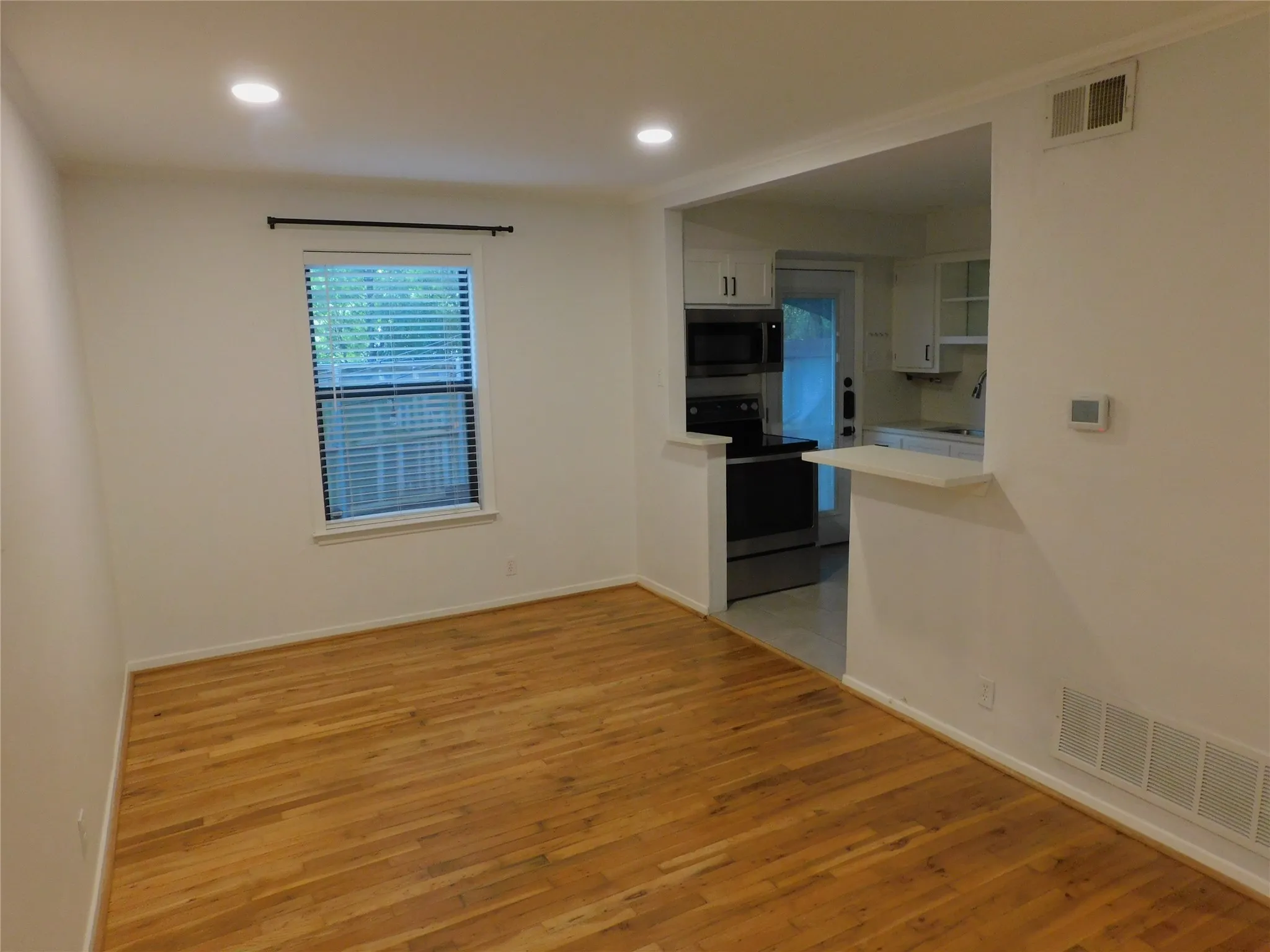 Condominium For Rent in Dallas County , 4906 N Hall Street, Dallas, Texas 75235, 2 Bedroom, 2 Bathroom, Garage spaces, 1,145 Sqft, built in 1954, mls#21329117, Real Estate Agent in Dallas, Homes For Rent in Dallas county, Homes For Rent in Dallas, Realtor in Dallas Texas, Real Estate Brokerage Independent Realty Texas, Luminita Cordes Realtor
