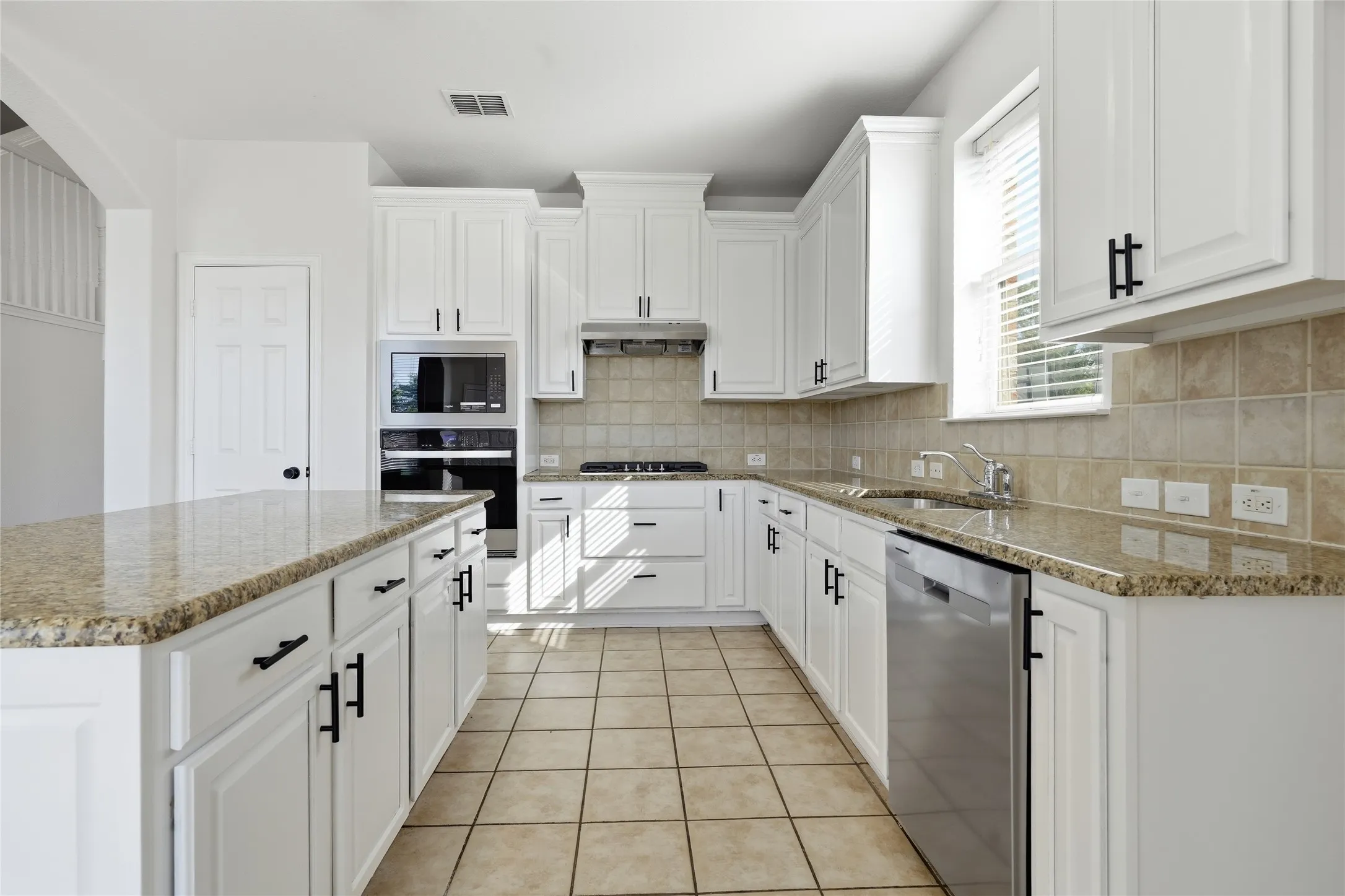 Single Family Residence For Sale in Dallas County , 10202 Fairway Vista Drive, Rowlett, Texas 75089, 5 Bedroom, 4 Bathroom, 2 Garage spaces, 3,506 Sqft, built in 2004, mls#21309284, Real Estate Agent in Rowlett, Homes For Sale in Dallas county, Homes For Sale in Rowlett, Realtor in Rowlett Texas, Real Estate Brokerage Independent Realty Texas, Luminita Cordes Realtor