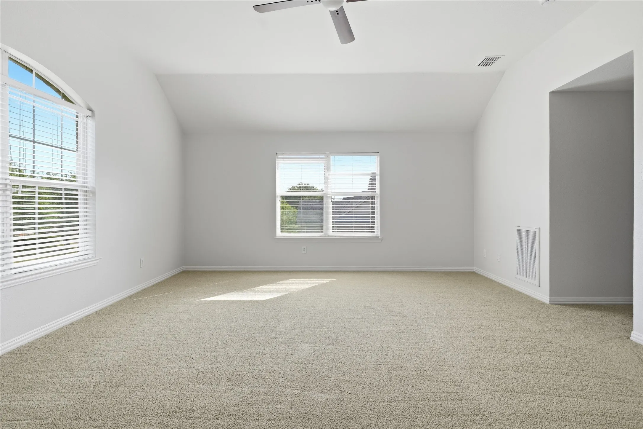 Single Family Residence For Sale in Dallas County , 10202 Fairway Vista Drive, Rowlett, Texas 75089, 5 Bedroom, 4 Bathroom, 2 Garage spaces, 3,506 Sqft, built in 2004, mls#21309284, Real Estate Agent in Rowlett, Homes For Sale in Dallas county, Homes For Sale in Rowlett, Realtor in Rowlett Texas, Real Estate Brokerage Independent Realty Texas, Luminita Cordes Realtor
