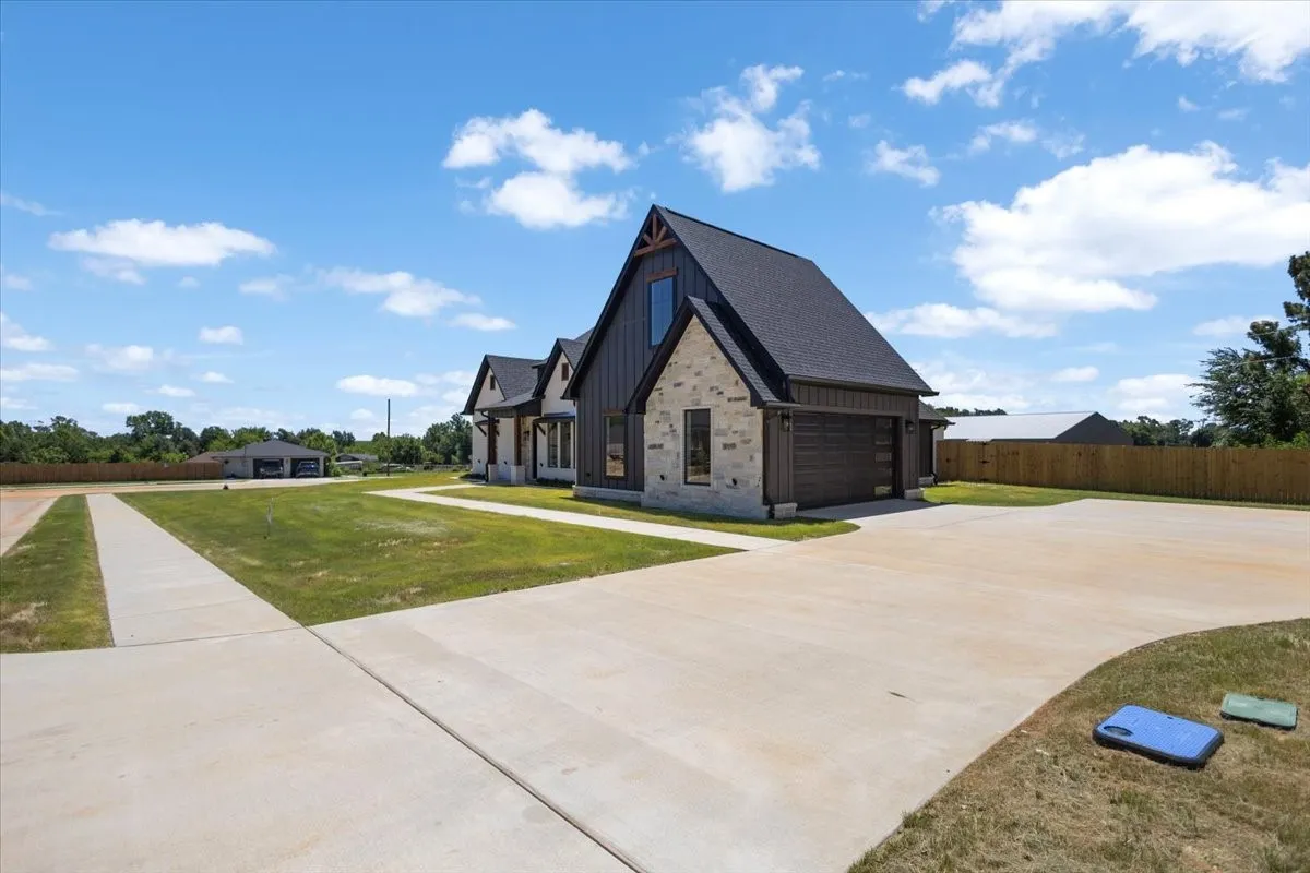 Single Family Residence For Sale in Smith County , 17402 Woodcrest Circle, Lindale, Texas 75771, 4 Bedroom, 3 Bathroom, 2 Garage spaces, 2,640 Sqft, built in 2026, mls#21329708, Real Estate Agent in Lindale, Homes For Sale in Smith county, Homes For Sale in Lindale, Realtor in Lindale Texas, Real Estate Brokerage Independent Realty Texas, Luminita Cordes Realtor