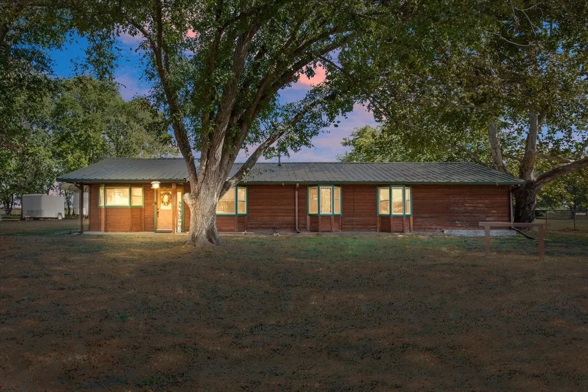 Single Family Residence For Sale in Limestone County , 777 LCR 463, Mexia, Texas 76667, 2 Bedroom, 2 Bathroom, Garage spaces, 1,836 Sqft, built in 1974, mls#21329250, Real Estate Agent in Mexia, Homes For Sale in Limestone county, Homes For Sale in Mexia, Realtor in Mexia Texas, Real Estate Brokerage Independent Realty Texas, Luminita Cordes Realtor