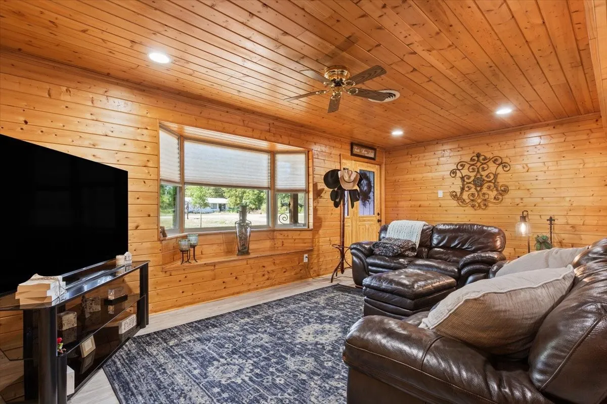 Single Family Residence For Sale in Limestone County , 777 LCR 463, Mexia, Texas 76667, 2 Bedroom, 2 Bathroom, Garage spaces, 1,836 Sqft, built in 1974, mls#21329250, Real Estate Agent in Mexia, Homes For Sale in Limestone county, Homes For Sale in Mexia, Realtor in Mexia Texas, Real Estate Brokerage Independent Realty Texas, Luminita Cordes Realtor