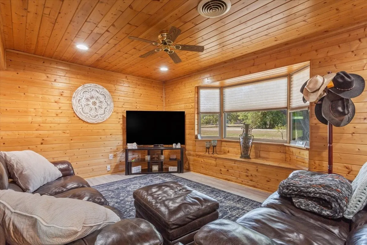 Single Family Residence For Sale in Limestone County , 777 LCR 463, Mexia, Texas 76667, 2 Bedroom, 2 Bathroom, Garage spaces, 1,836 Sqft, built in 1974, mls#21329250, Real Estate Agent in Mexia, Homes For Sale in Limestone county, Homes For Sale in Mexia, Realtor in Mexia Texas, Real Estate Brokerage Independent Realty Texas, Luminita Cordes Realtor