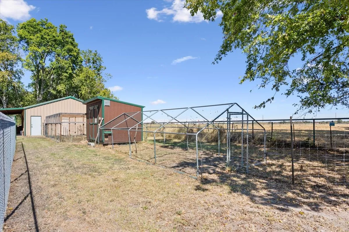 Single Family Residence For Sale in Limestone County , 777 LCR 463, Mexia, Texas 76667, 2 Bedroom, 2 Bathroom, Garage spaces, 1,836 Sqft, built in 1974, mls#21329250, Real Estate Agent in Mexia, Homes For Sale in Limestone county, Homes For Sale in Mexia, Realtor in Mexia Texas, Real Estate Brokerage Independent Realty Texas, Luminita Cordes Realtor
