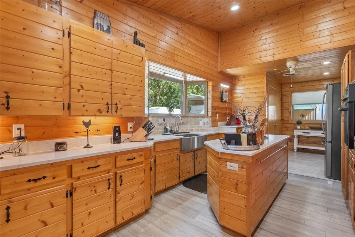 Single Family Residence For Sale in Limestone County , 777 LCR 463, Mexia, Texas 76667, 2 Bedroom, 2 Bathroom, Garage spaces, 1,836 Sqft, built in 1974, mls#21329250, Real Estate Agent in Mexia, Homes For Sale in Limestone county, Homes For Sale in Mexia, Realtor in Mexia Texas, Real Estate Brokerage Independent Realty Texas, Luminita Cordes Realtor