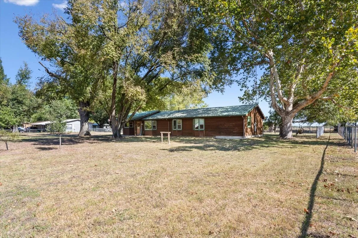 Single Family Residence For Sale in Limestone County , 777 LCR 463, Mexia, Texas 76667, 2 Bedroom, 2 Bathroom, Garage spaces, 1,836 Sqft, built in 1974, mls#21329250, Real Estate Agent in Mexia, Homes For Sale in Limestone county, Homes For Sale in Mexia, Realtor in Mexia Texas, Real Estate Brokerage Independent Realty Texas, Luminita Cordes Realtor