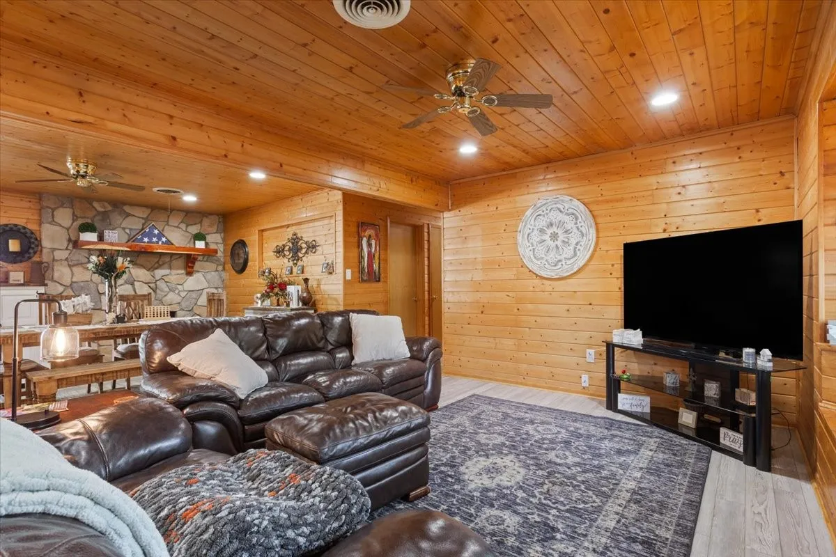 Single Family Residence For Sale in Limestone County , 777 LCR 463, Mexia, Texas 76667, 2 Bedroom, 2 Bathroom, Garage spaces, 1,836 Sqft, built in 1974, mls#21329250, Real Estate Agent in Mexia, Homes For Sale in Limestone county, Homes For Sale in Mexia, Realtor in Mexia Texas, Real Estate Brokerage Independent Realty Texas, Luminita Cordes Realtor