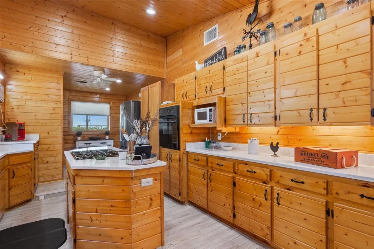 Single Family Residence For Sale in Limestone County , 777 LCR 463, Mexia, Texas 76667, 2 Bedroom, 2 Bathroom, Garage spaces, 1,836 Sqft, built in 1974, mls#21329250, Real Estate Agent in Mexia, Homes For Sale in Limestone county, Homes For Sale in Mexia, Realtor in Mexia Texas, Real Estate Brokerage Independent Realty Texas, Luminita Cordes Realtor