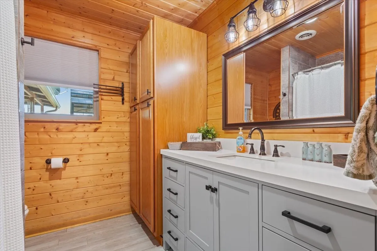Single Family Residence For Sale in Limestone County , 777 LCR 463, Mexia, Texas 76667, 2 Bedroom, 2 Bathroom, Garage spaces, 1,836 Sqft, built in 1974, mls#21329250, Real Estate Agent in Mexia, Homes For Sale in Limestone county, Homes For Sale in Mexia, Realtor in Mexia Texas, Real Estate Brokerage Independent Realty Texas, Luminita Cordes Realtor