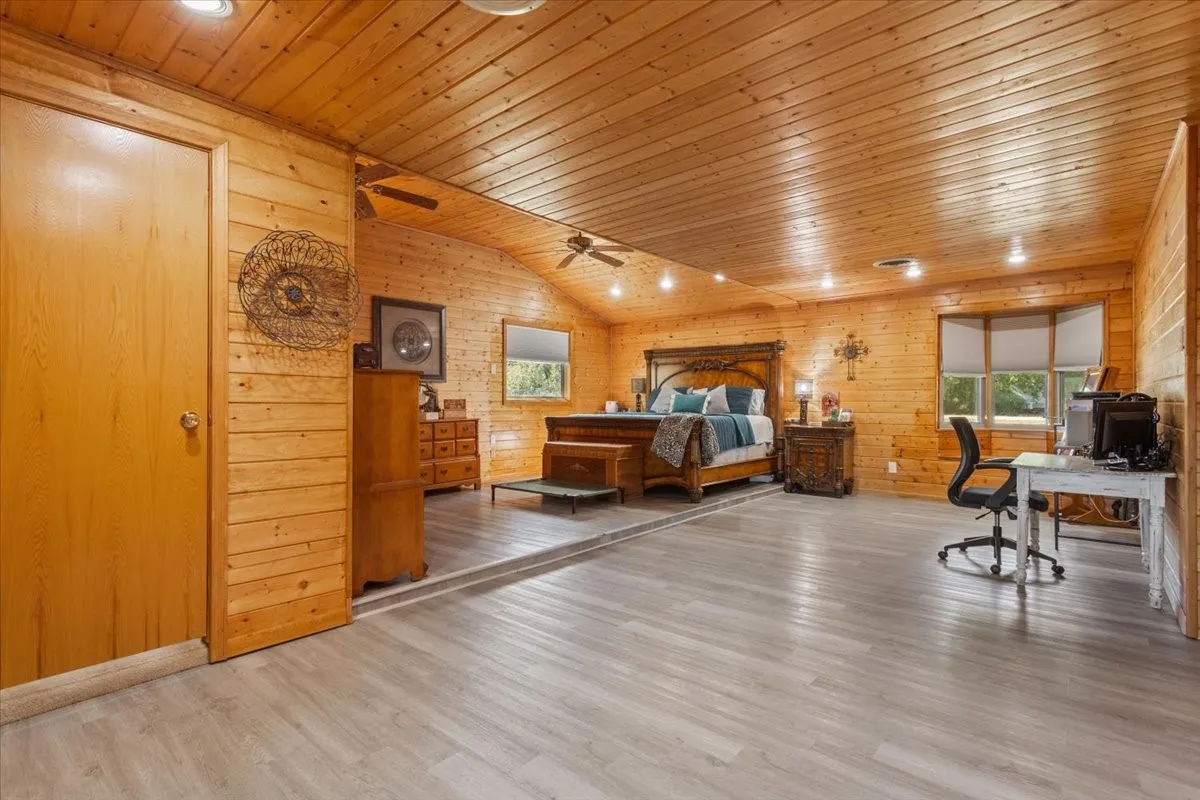 Single Family Residence For Sale in Limestone County , 777 LCR 463, Mexia, Texas 76667, 2 Bedroom, 2 Bathroom, Garage spaces, 1,836 Sqft, built in 1974, mls#21329250, Real Estate Agent in Mexia, Homes For Sale in Limestone county, Homes For Sale in Mexia, Realtor in Mexia Texas, Real Estate Brokerage Independent Realty Texas, Luminita Cordes Realtor