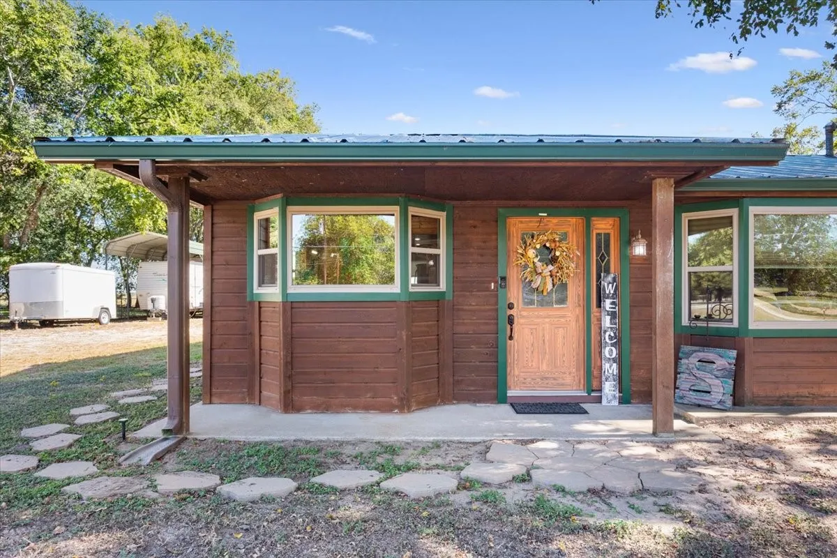 Single Family Residence For Sale in Limestone County , 777 LCR 463, Mexia, Texas 76667, 2 Bedroom, 2 Bathroom, Garage spaces, 1,836 Sqft, built in 1974, mls#21329250, Real Estate Agent in Mexia, Homes For Sale in Limestone county, Homes For Sale in Mexia, Realtor in Mexia Texas, Real Estate Brokerage Independent Realty Texas, Luminita Cordes Realtor