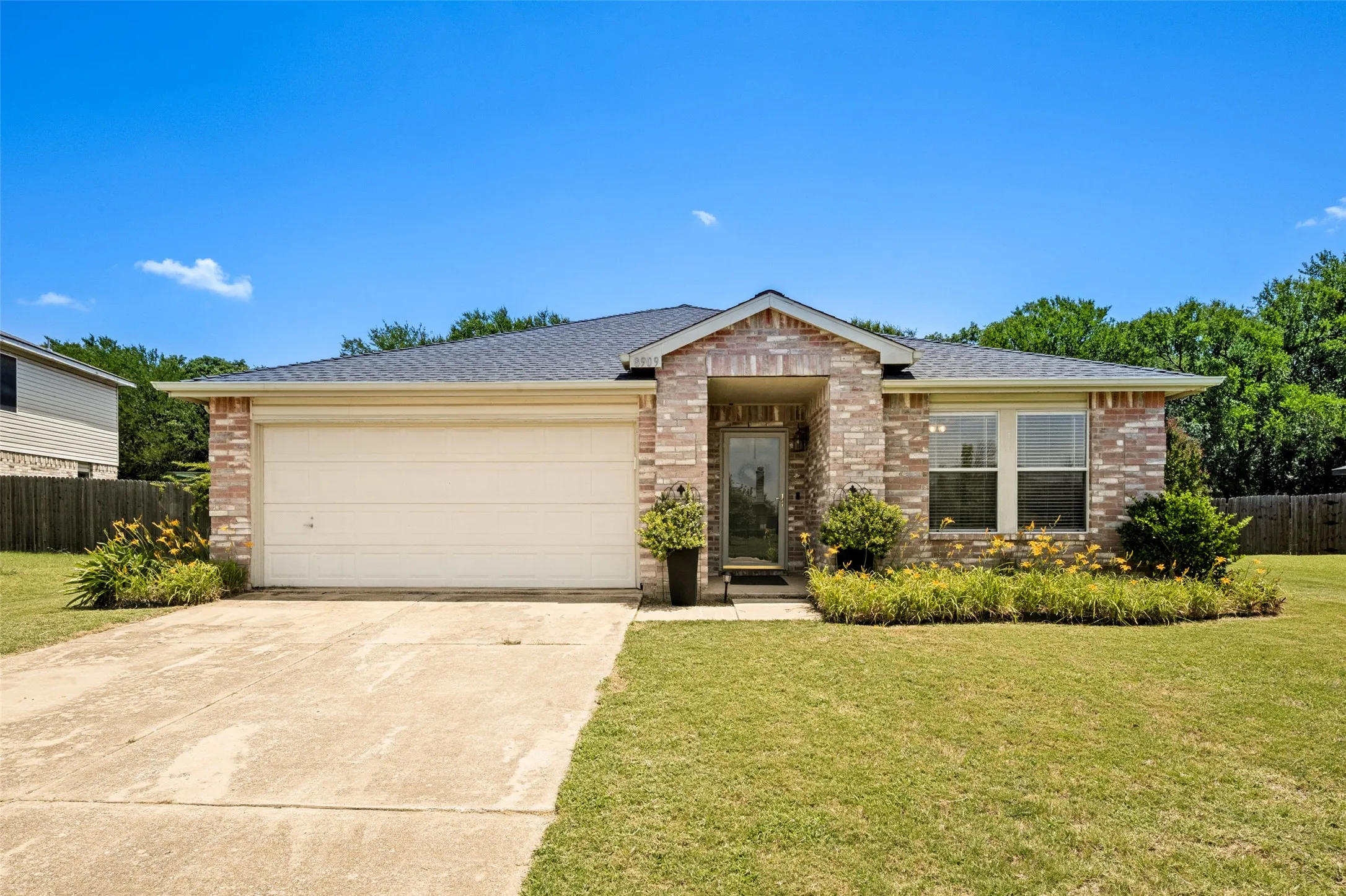 Single Family Residence For Sale in Denton County , 8909 Glen Falls Lane, Denton, Texas 76210, 4 Bedroom, 2 Bathroom, 2 Garage spaces, 2,086 Sqft, built in 2001, mls#21329484, Real Estate Agent in Denton, Homes For Sale in Denton county, Homes For Sale in Denton, Realtor in Denton Texas, Real Estate Brokerage Independent Realty Texas, Luminita Cordes Realtor