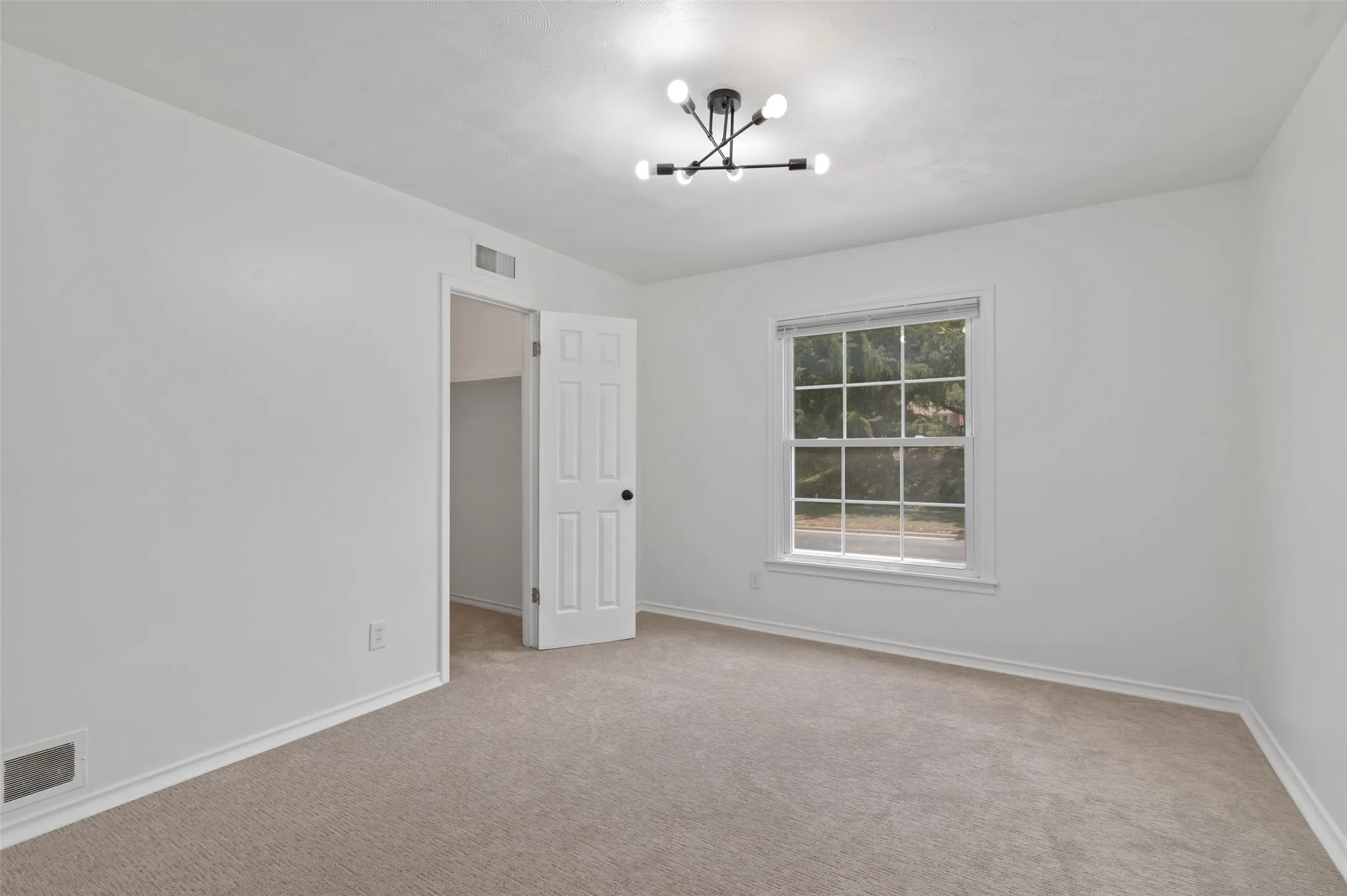 Single Family Residence For Sale in Dallas County , 841 Brookwood Drive, Dallas, Texas 75224, 3 Bedroom, 2 Bathroom, 2 Garage spaces, 1,690 Sqft, built in 1960, mls#21329903, Real Estate Agent in Dallas, Homes For Sale in Dallas county, Homes For Sale in Dallas, Realtor in Dallas Texas, Real Estate Brokerage Independent Realty Texas, Luminita Cordes Realtor