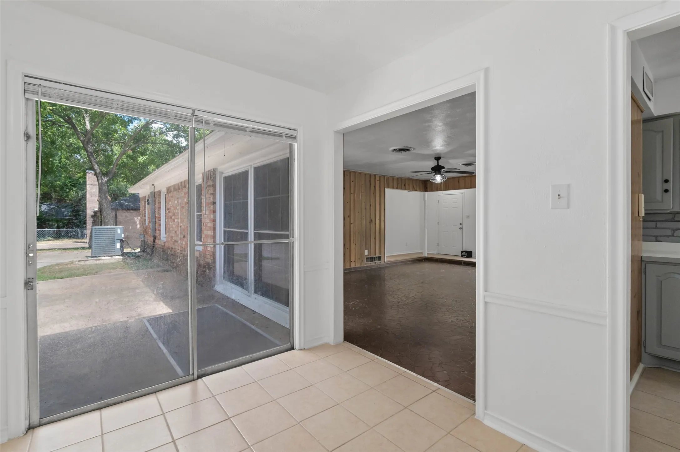 Single Family Residence For Sale in Dallas County , 841 Brookwood Drive, Dallas, Texas 75224, 3 Bedroom, 2 Bathroom, 2 Garage spaces, 1,690 Sqft, built in 1960, mls#21329903, Real Estate Agent in Dallas, Homes For Sale in Dallas county, Homes For Sale in Dallas, Realtor in Dallas Texas, Real Estate Brokerage Independent Realty Texas, Luminita Cordes Realtor