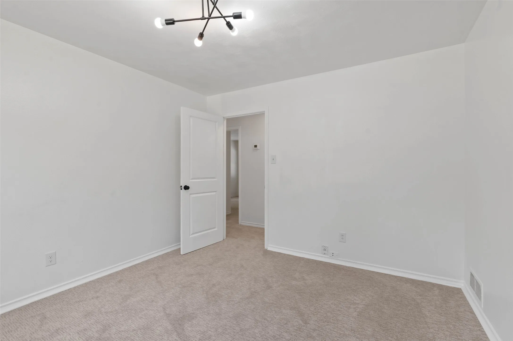 Single Family Residence For Sale in Dallas County , 841 Brookwood Drive, Dallas, Texas 75224, 3 Bedroom, 2 Bathroom, 2 Garage spaces, 1,690 Sqft, built in 1960, mls#21329903, Real Estate Agent in Dallas, Homes For Sale in Dallas county, Homes For Sale in Dallas, Realtor in Dallas Texas, Real Estate Brokerage Independent Realty Texas, Luminita Cordes Realtor
