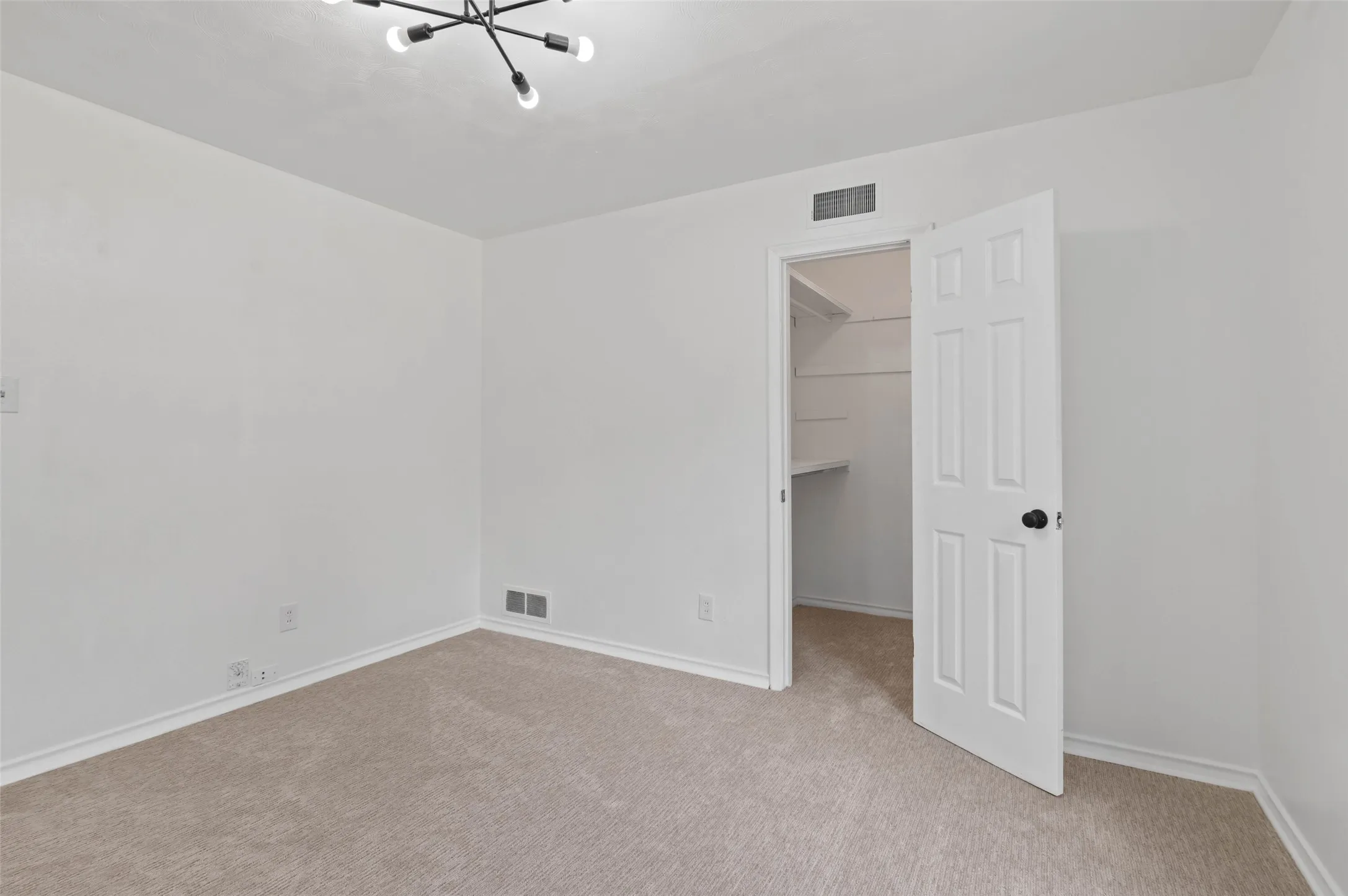 Single Family Residence For Sale in Dallas County , 841 Brookwood Drive, Dallas, Texas 75224, 3 Bedroom, 2 Bathroom, 2 Garage spaces, 1,690 Sqft, built in 1960, mls#21329903, Real Estate Agent in Dallas, Homes For Sale in Dallas county, Homes For Sale in Dallas, Realtor in Dallas Texas, Real Estate Brokerage Independent Realty Texas, Luminita Cordes Realtor