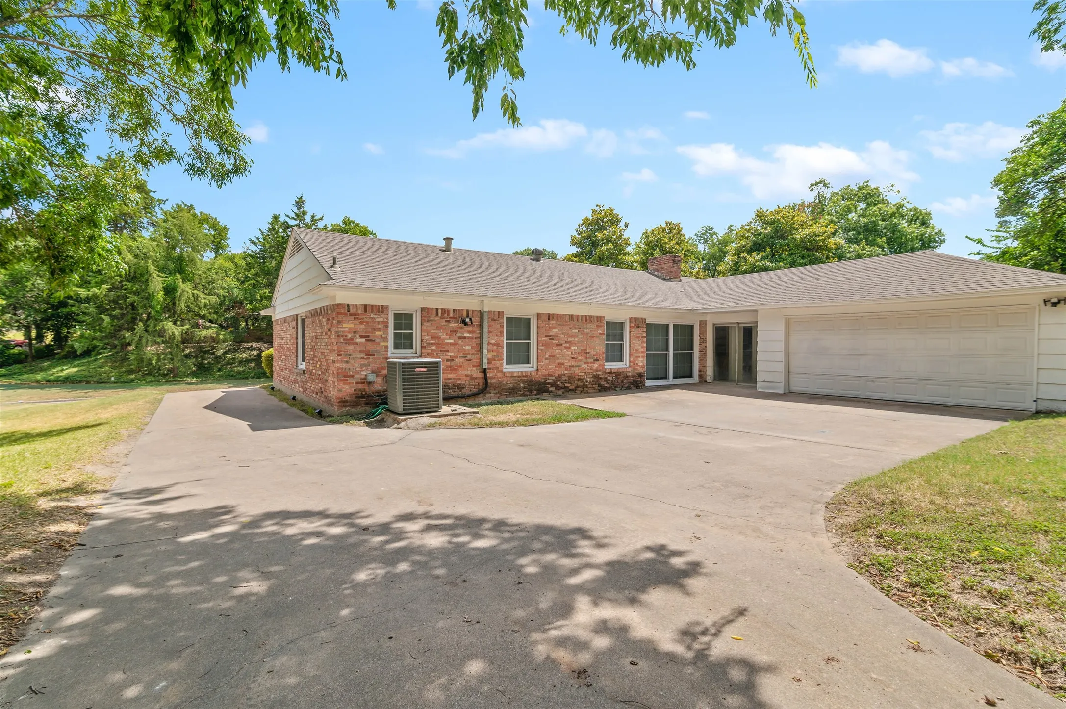 Single Family Residence For Sale in Dallas County , 841 Brookwood Drive, Dallas, Texas 75224, 3 Bedroom, 2 Bathroom, 2 Garage spaces, 1,690 Sqft, built in 1960, mls#21329903, Real Estate Agent in Dallas, Homes For Sale in Dallas county, Homes For Sale in Dallas, Realtor in Dallas Texas, Real Estate Brokerage Independent Realty Texas, Luminita Cordes Realtor