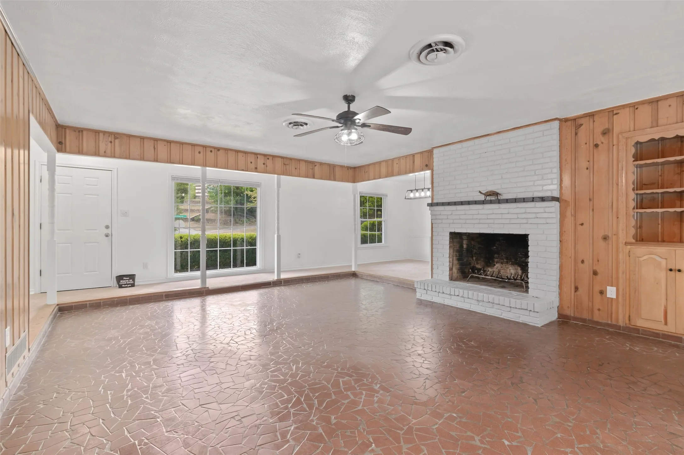 Single Family Residence For Sale in Dallas County , 841 Brookwood Drive, Dallas, Texas 75224, 3 Bedroom, 2 Bathroom, 2 Garage spaces, 1,690 Sqft, built in 1960, mls#21329903, Real Estate Agent in Dallas, Homes For Sale in Dallas county, Homes For Sale in Dallas, Realtor in Dallas Texas, Real Estate Brokerage Independent Realty Texas, Luminita Cordes Realtor