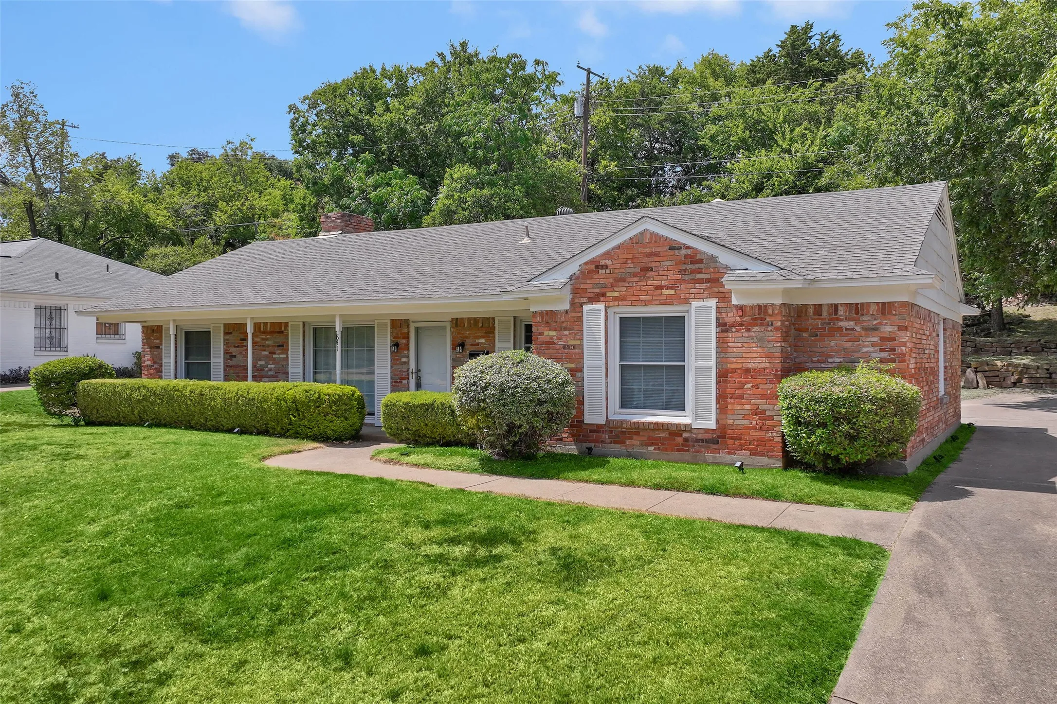 Single Family Residence For Sale in Dallas County , 841 Brookwood Drive, Dallas, Texas 75224, 3 Bedroom, 2 Bathroom, 2 Garage spaces, 1,690 Sqft, built in 1960, mls#21329903, Real Estate Agent in Dallas, Homes For Sale in Dallas county, Homes For Sale in Dallas, Realtor in Dallas Texas, Real Estate Brokerage Independent Realty Texas, Luminita Cordes Realtor