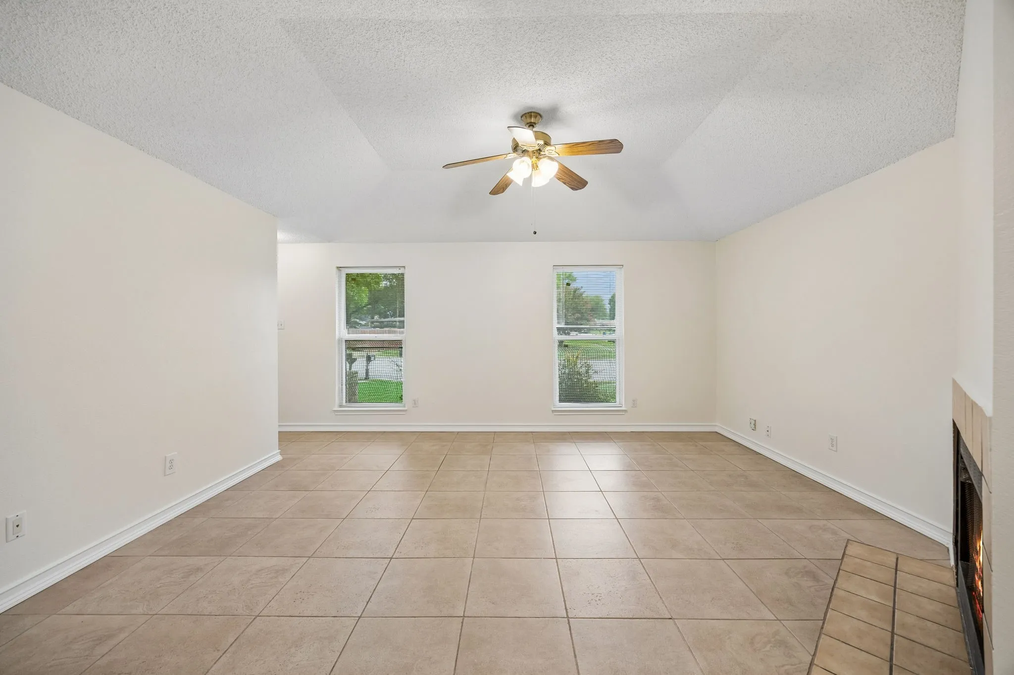 Single Family Residence For Sale in Tarrant County , 118 E Denton Drive, Euless, Texas 76039, 2 Bedroom, 1 Bathroom, Garage spaces, 1,215 Sqft, built in 1984, mls#21320406, Real Estate Agent in Euless, Homes For Sale in Tarrant county, Homes For Sale in Euless, Realtor in Euless Texas, Real Estate Brokerage Independent Realty Texas, Luminita Cordes Realtor