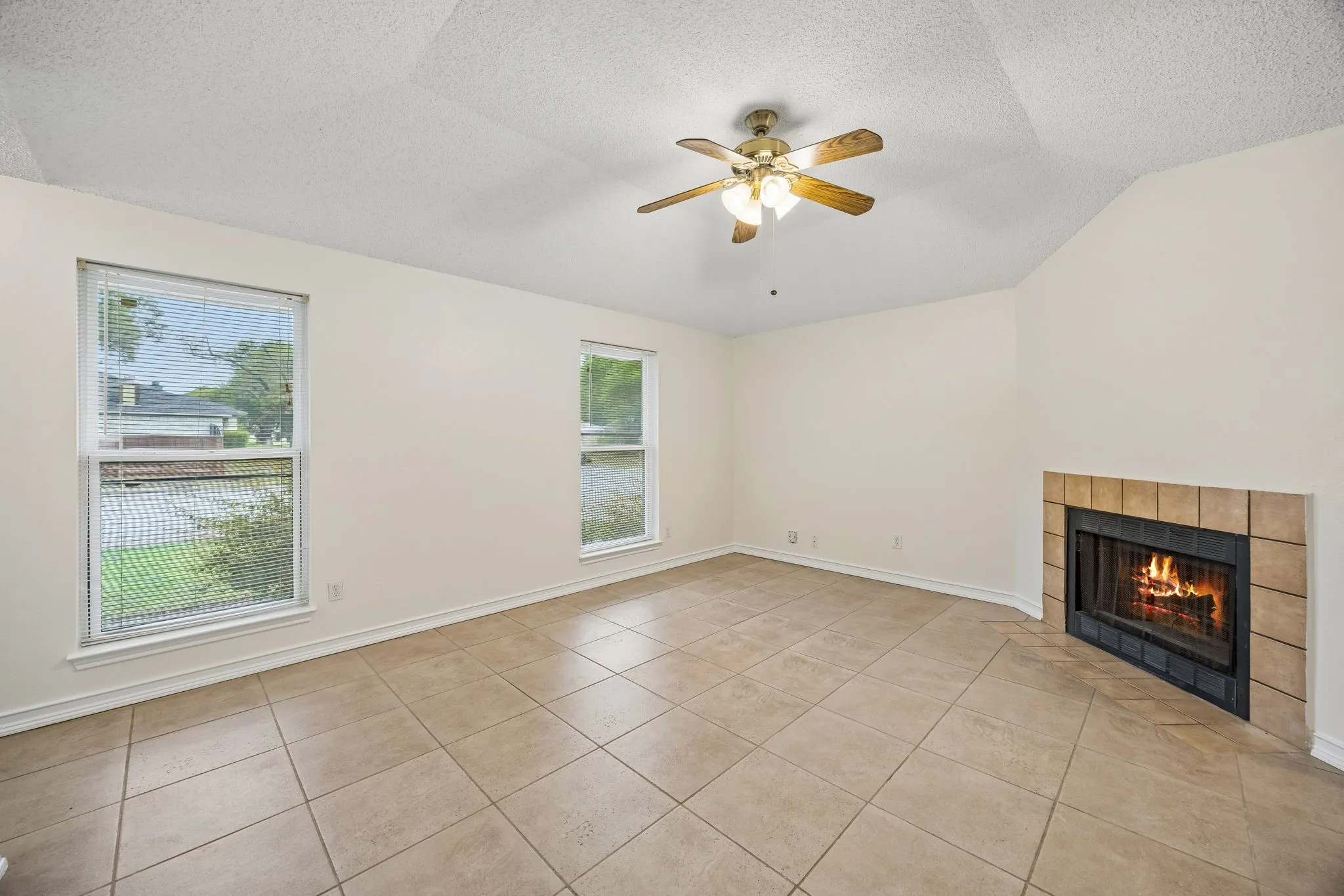 Single Family Residence For Sale in Tarrant County , 118 E Denton Drive, Euless, Texas 76039, 2 Bedroom, 1 Bathroom, Garage spaces, 1,215 Sqft, built in 1984, mls#21320406, Real Estate Agent in Euless, Homes For Sale in Tarrant county, Homes For Sale in Euless, Realtor in Euless Texas, Real Estate Brokerage Independent Realty Texas, Luminita Cordes Realtor