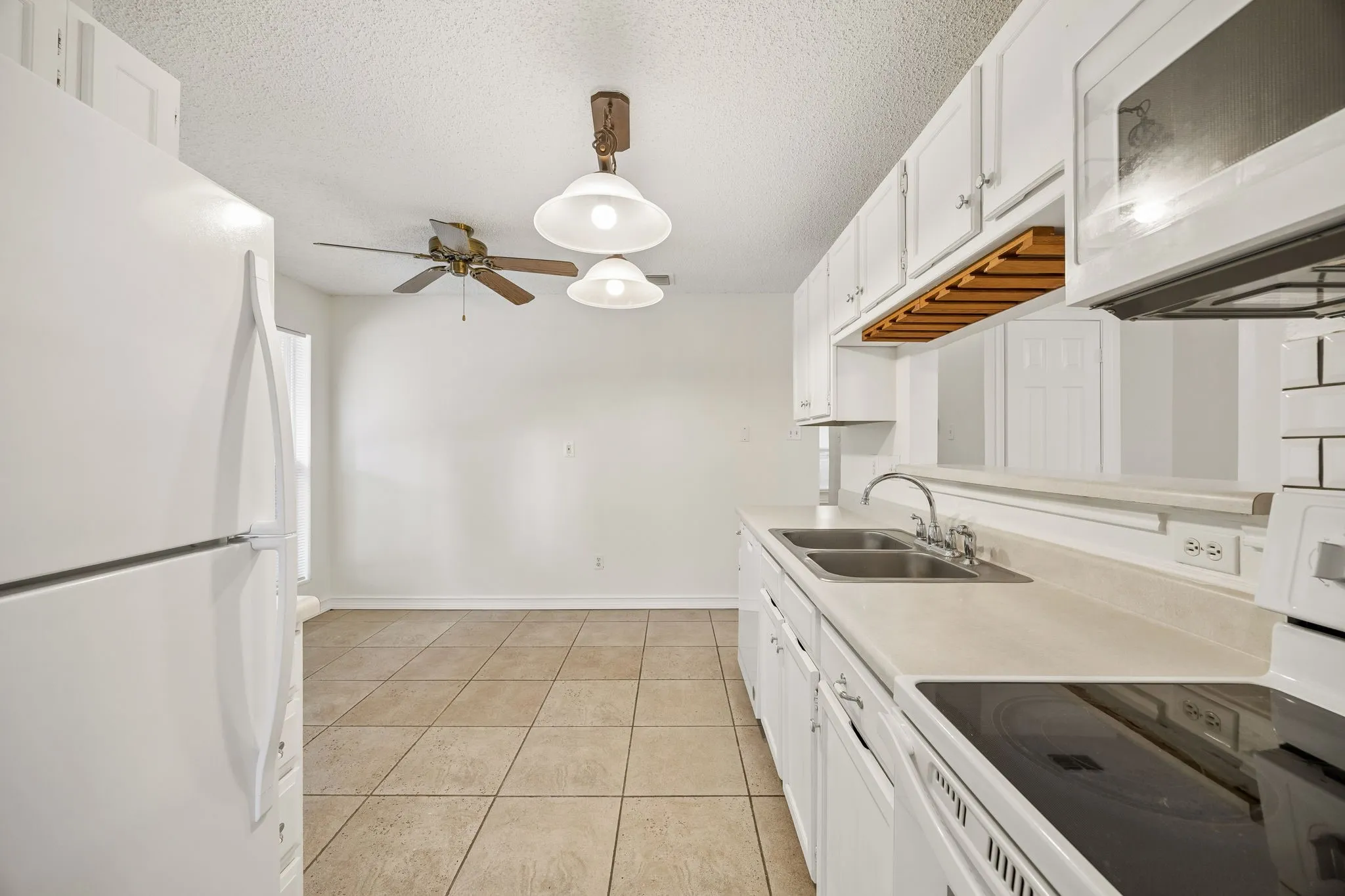 Single Family Residence For Sale in Tarrant County , 118 E Denton Drive, Euless, Texas 76039, 2 Bedroom, 1 Bathroom, Garage spaces, 1,215 Sqft, built in 1984, mls#21320406, Real Estate Agent in Euless, Homes For Sale in Tarrant county, Homes For Sale in Euless, Realtor in Euless Texas, Real Estate Brokerage Independent Realty Texas, Luminita Cordes Realtor