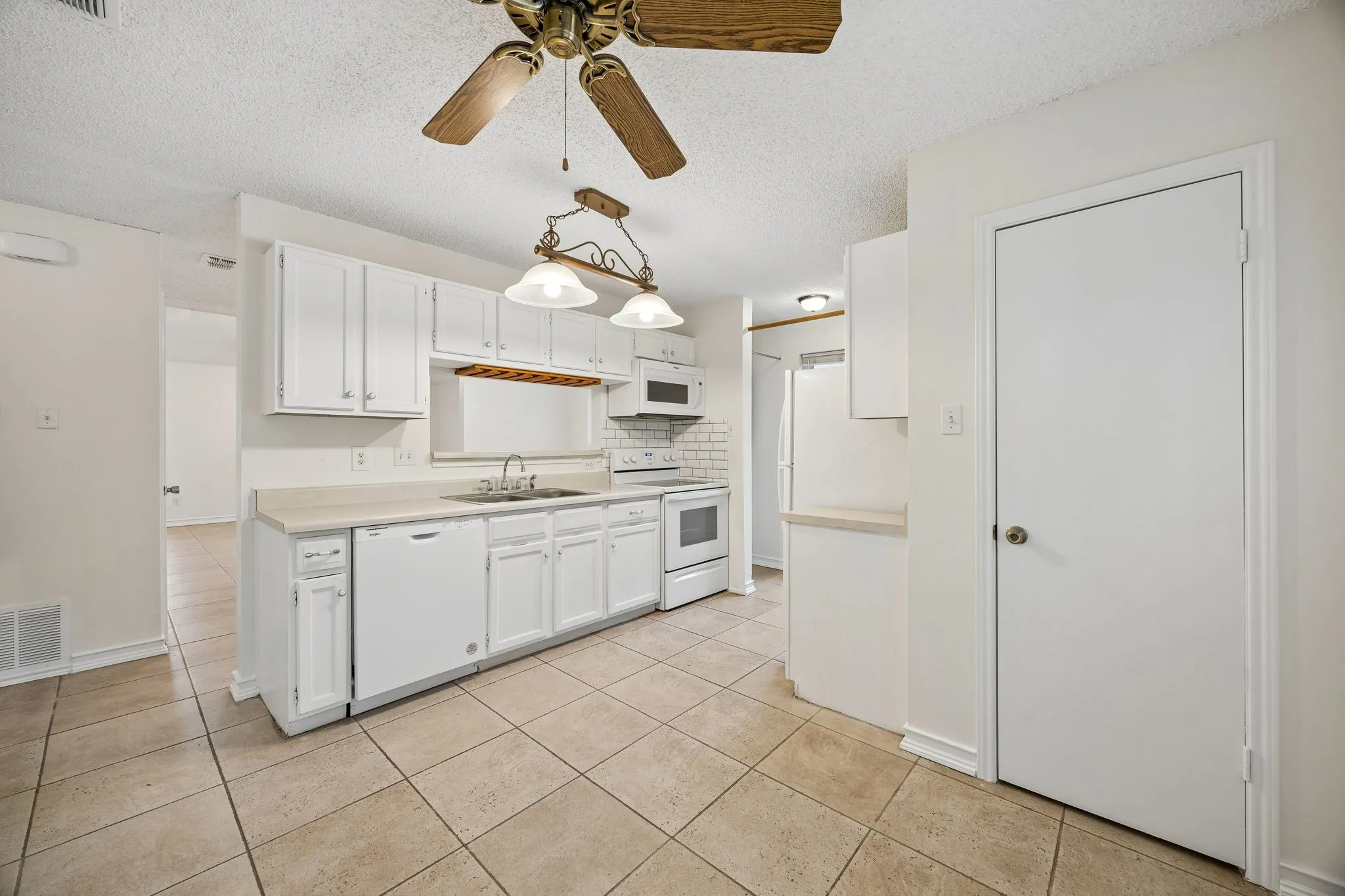Single Family Residence For Sale in Tarrant County , 118 E Denton Drive, Euless, Texas 76039, 2 Bedroom, 1 Bathroom, Garage spaces, 1,215 Sqft, built in 1984, mls#21320406, Real Estate Agent in Euless, Homes For Sale in Tarrant county, Homes For Sale in Euless, Realtor in Euless Texas, Real Estate Brokerage Independent Realty Texas, Luminita Cordes Realtor