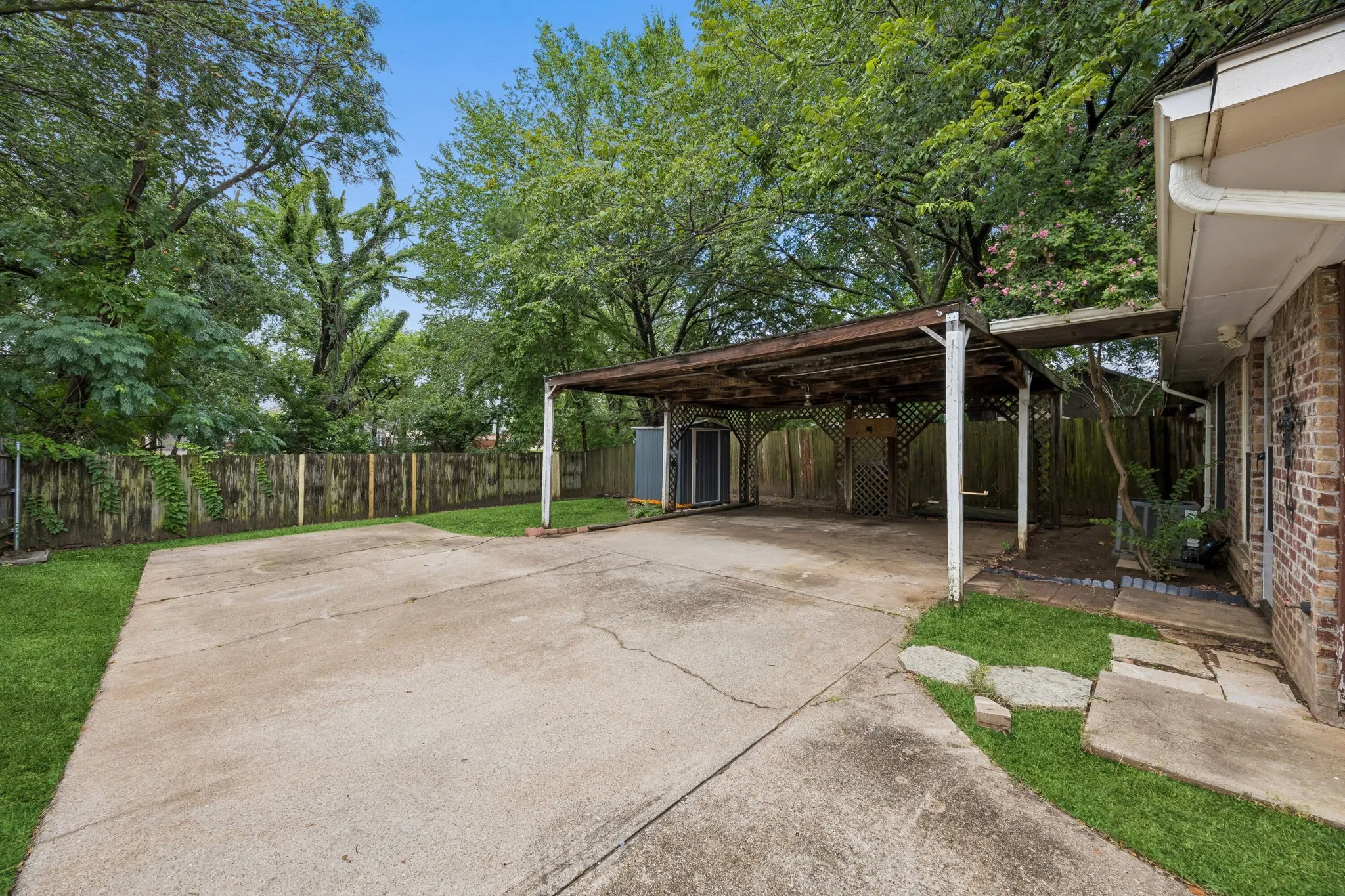 Single Family Residence For Sale in Tarrant County , 118 E Denton Drive, Euless, Texas 76039, 2 Bedroom, 1 Bathroom, Garage spaces, 1,215 Sqft, built in 1984, mls#21320406, Real Estate Agent in Euless, Homes For Sale in Tarrant county, Homes For Sale in Euless, Realtor in Euless Texas, Real Estate Brokerage Independent Realty Texas, Luminita Cordes Realtor