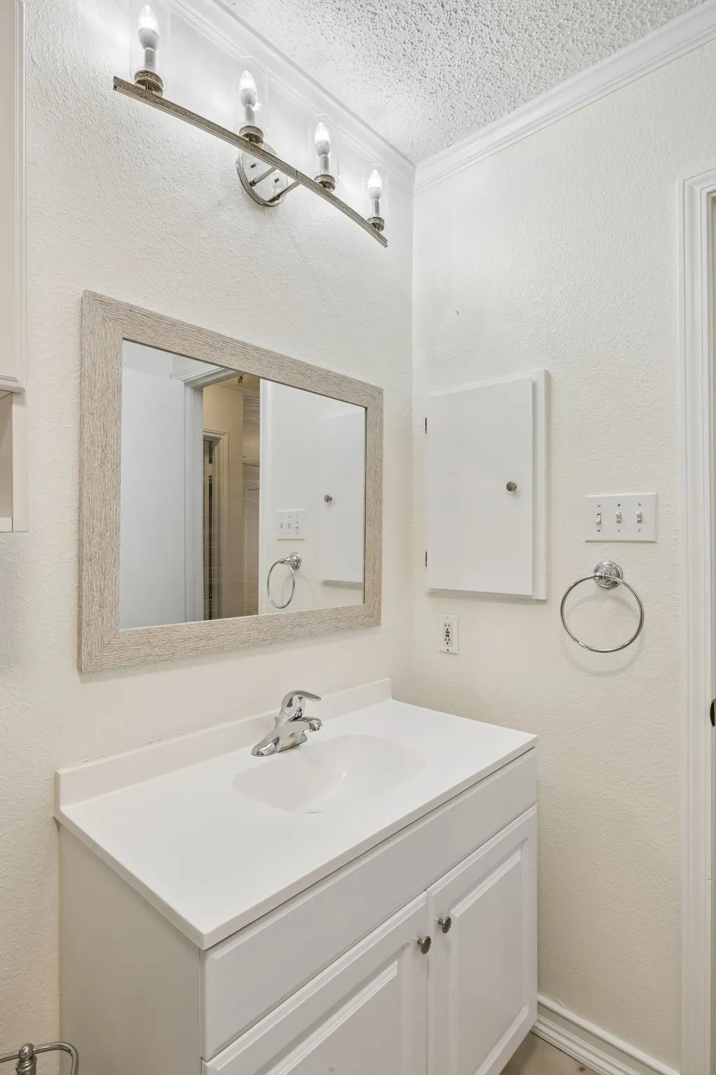 Single Family Residence For Sale in Tarrant County , 118 E Denton Drive, Euless, Texas 76039, 2 Bedroom, 1 Bathroom, Garage spaces, 1,215 Sqft, built in 1984, mls#21320406, Real Estate Agent in Euless, Homes For Sale in Tarrant county, Homes For Sale in Euless, Realtor in Euless Texas, Real Estate Brokerage Independent Realty Texas, Luminita Cordes Realtor