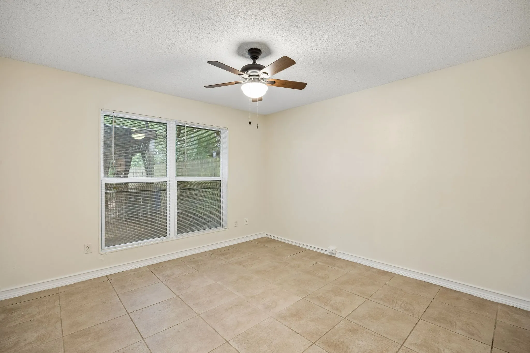 Single Family Residence For Sale in Tarrant County , 118 E Denton Drive, Euless, Texas 76039, 2 Bedroom, 1 Bathroom, Garage spaces, 1,215 Sqft, built in 1984, mls#21320406, Real Estate Agent in Euless, Homes For Sale in Tarrant county, Homes For Sale in Euless, Realtor in Euless Texas, Real Estate Brokerage Independent Realty Texas, Luminita Cordes Realtor