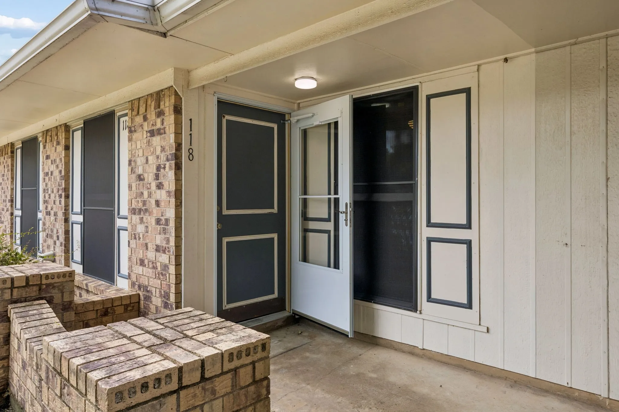 Single Family Residence For Sale in Tarrant County , 118 E Denton Drive, Euless, Texas 76039, 2 Bedroom, 1 Bathroom, Garage spaces, 1,215 Sqft, built in 1984, mls#21320406, Real Estate Agent in Euless, Homes For Sale in Tarrant county, Homes For Sale in Euless, Realtor in Euless Texas, Real Estate Brokerage Independent Realty Texas, Luminita Cordes Realtor