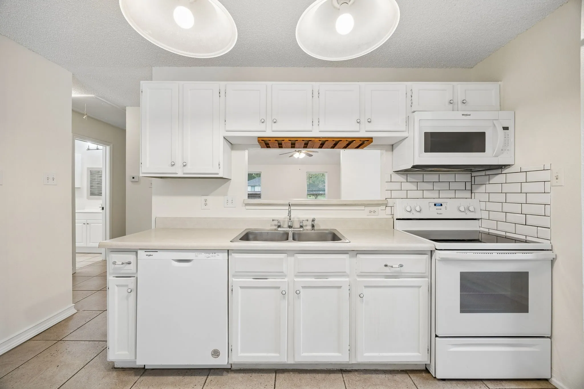 Single Family Residence For Sale in Tarrant County , 118 E Denton Drive, Euless, Texas 76039, 2 Bedroom, 1 Bathroom, Garage spaces, 1,215 Sqft, built in 1984, mls#21320406, Real Estate Agent in Euless, Homes For Sale in Tarrant county, Homes For Sale in Euless, Realtor in Euless Texas, Real Estate Brokerage Independent Realty Texas, Luminita Cordes Realtor