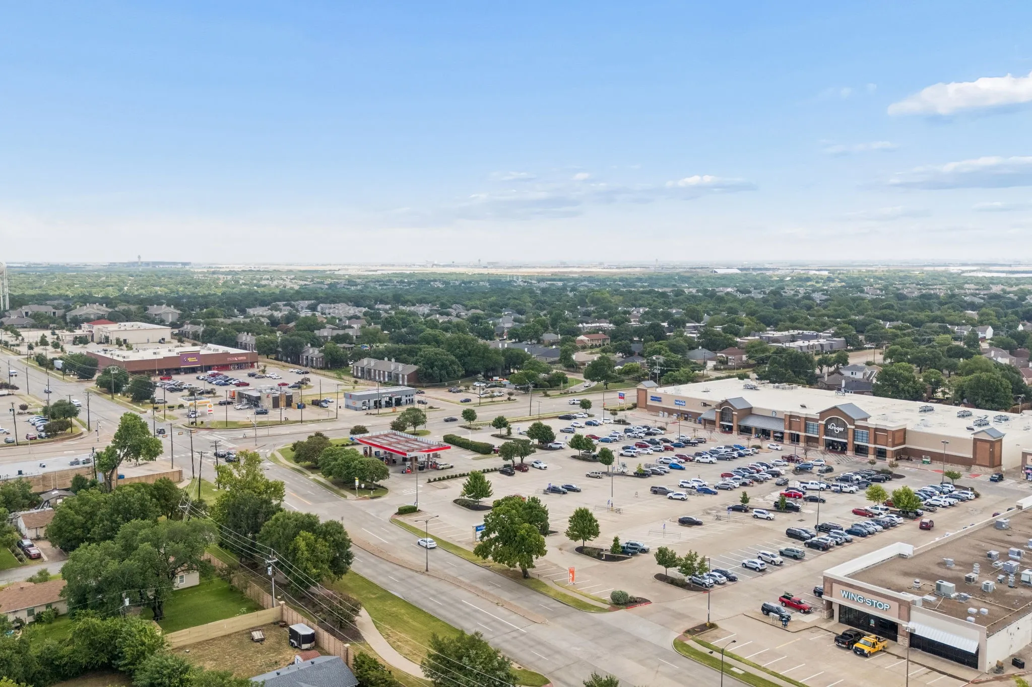 Grocery, shopping, restraurants nearby and minutes to DFW Airport