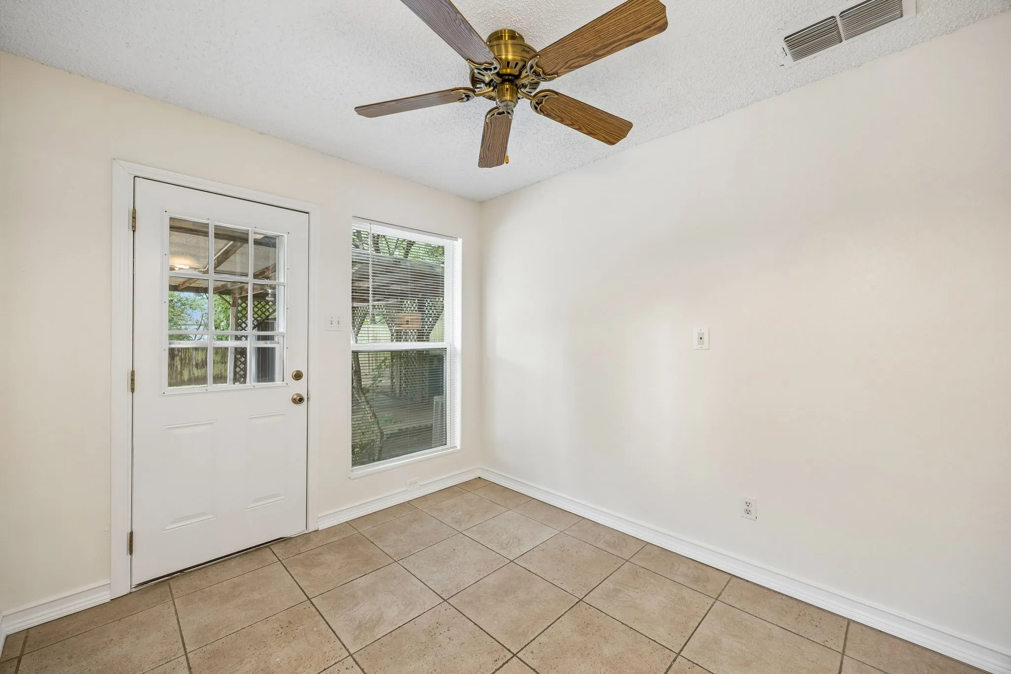 Single Family Residence For Sale in Tarrant County , 118 E Denton Drive, Euless, Texas 76039, 2 Bedroom, 1 Bathroom, Garage spaces, 1,215 Sqft, built in 1984, mls#21320406, Real Estate Agent in Euless, Homes For Sale in Tarrant county, Homes For Sale in Euless, Realtor in Euless Texas, Real Estate Brokerage Independent Realty Texas, Luminita Cordes Realtor