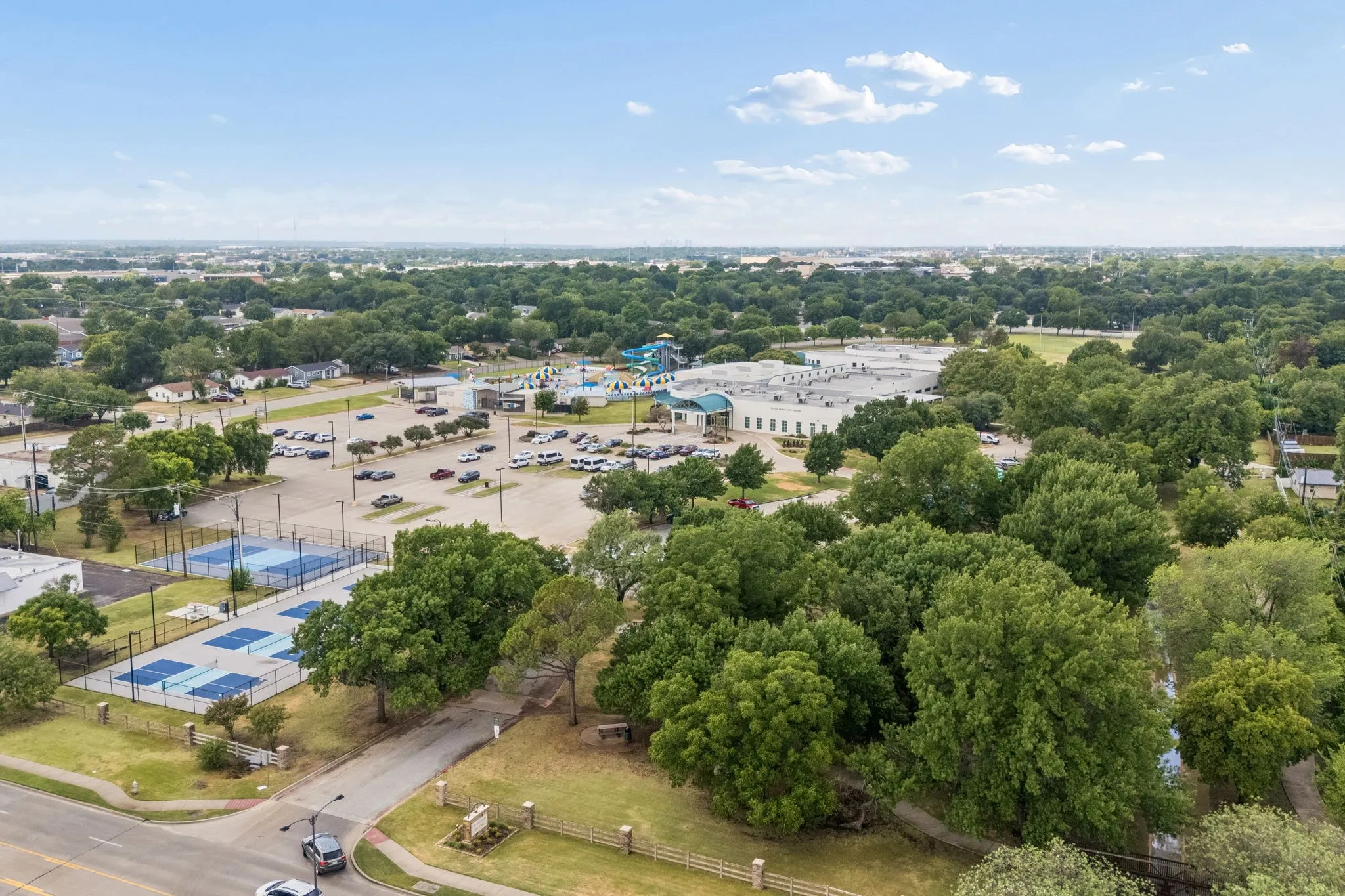 Community Center just outside neighborhood - Pools, Pickleball, Gym, and more