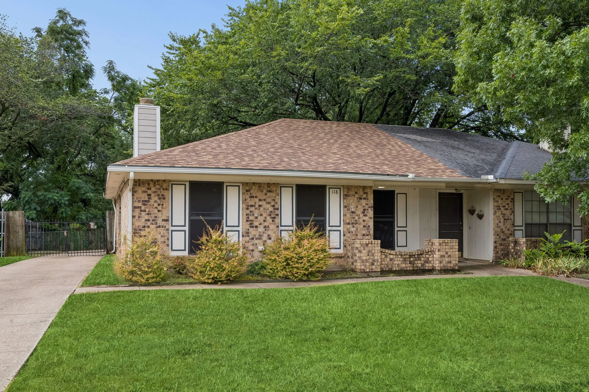 Single Family Residence For Sale in Tarrant County , 118 E Denton Drive, Euless, Texas 76039, 2 Bedroom, 1 Bathroom, Garage spaces, 1,215 Sqft, built in 1984, mls#21320406, Real Estate Agent in Euless, Homes For Sale in Tarrant county, Homes For Sale in Euless, Realtor in Euless Texas, Real Estate Brokerage Independent Realty Texas, Luminita Cordes Realtor