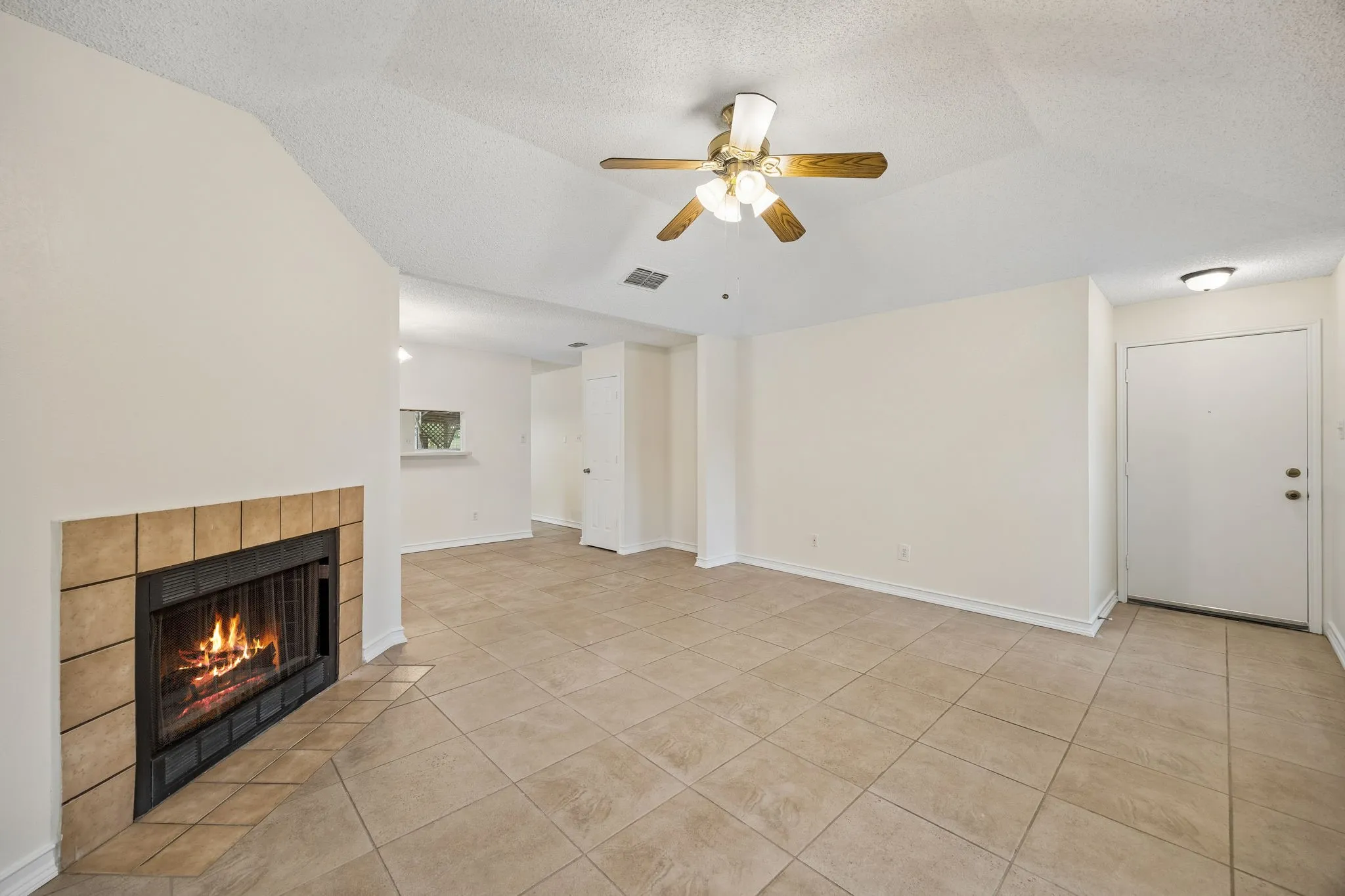 Single Family Residence For Sale in Tarrant County , 118 E Denton Drive, Euless, Texas 76039, 2 Bedroom, 1 Bathroom, Garage spaces, 1,215 Sqft, built in 1984, mls#21320406, Real Estate Agent in Euless, Homes For Sale in Tarrant county, Homes For Sale in Euless, Realtor in Euless Texas, Real Estate Brokerage Independent Realty Texas, Luminita Cordes Realtor