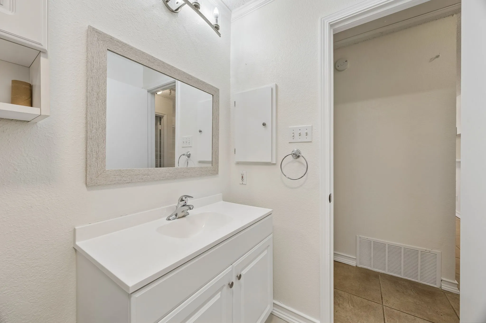 Single Family Residence For Sale in Tarrant County , 118 E Denton Drive, Euless, Texas 76039, 2 Bedroom, 1 Bathroom, Garage spaces, 1,215 Sqft, built in 1984, mls#21320406, Real Estate Agent in Euless, Homes For Sale in Tarrant county, Homes For Sale in Euless, Realtor in Euless Texas, Real Estate Brokerage Independent Realty Texas, Luminita Cordes Realtor