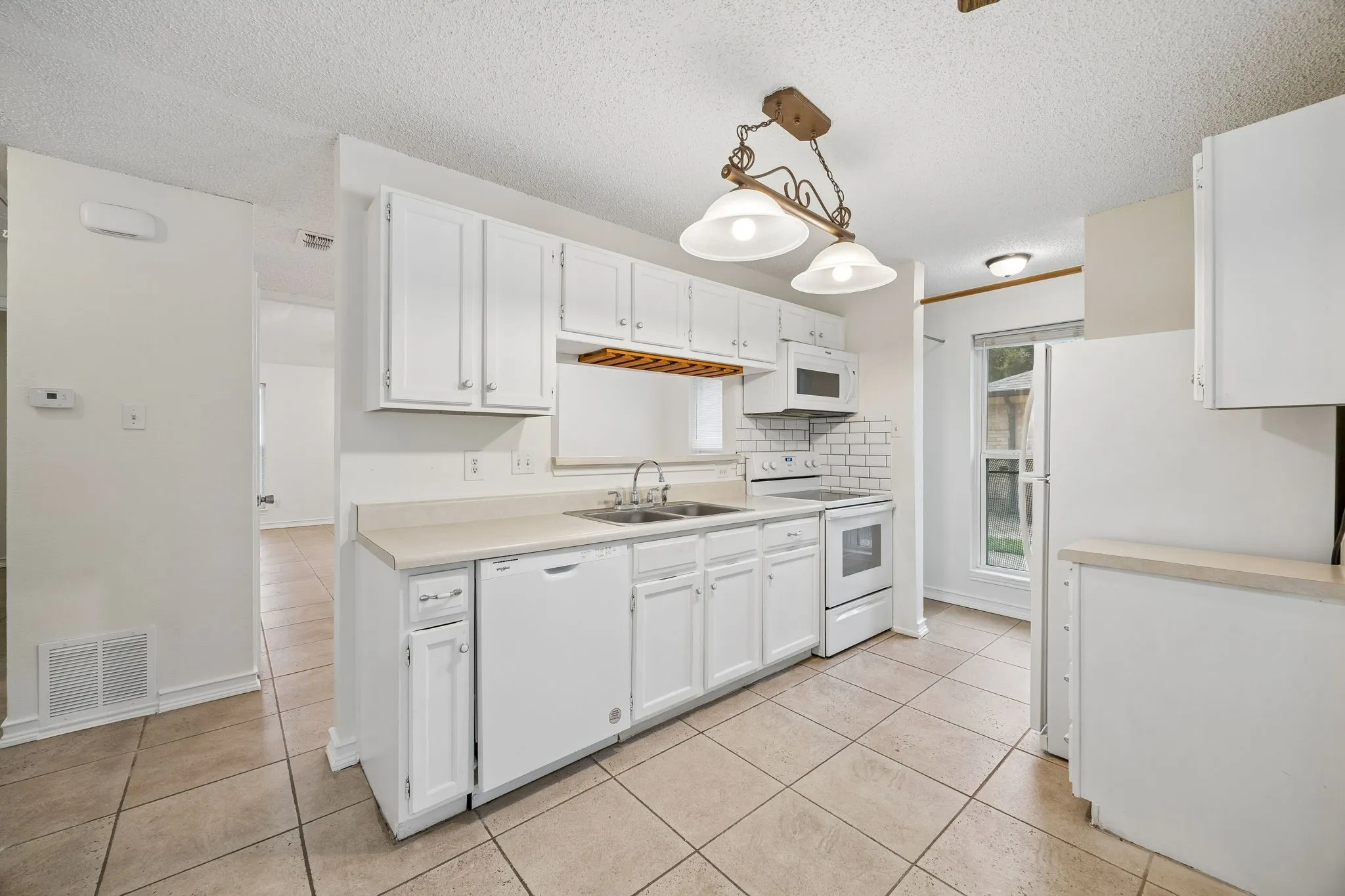 Single Family Residence For Sale in Tarrant County , 118 E Denton Drive, Euless, Texas 76039, 2 Bedroom, 1 Bathroom, Garage spaces, 1,215 Sqft, built in 1984, mls#21320406, Real Estate Agent in Euless, Homes For Sale in Tarrant county, Homes For Sale in Euless, Realtor in Euless Texas, Real Estate Brokerage Independent Realty Texas, Luminita Cordes Realtor